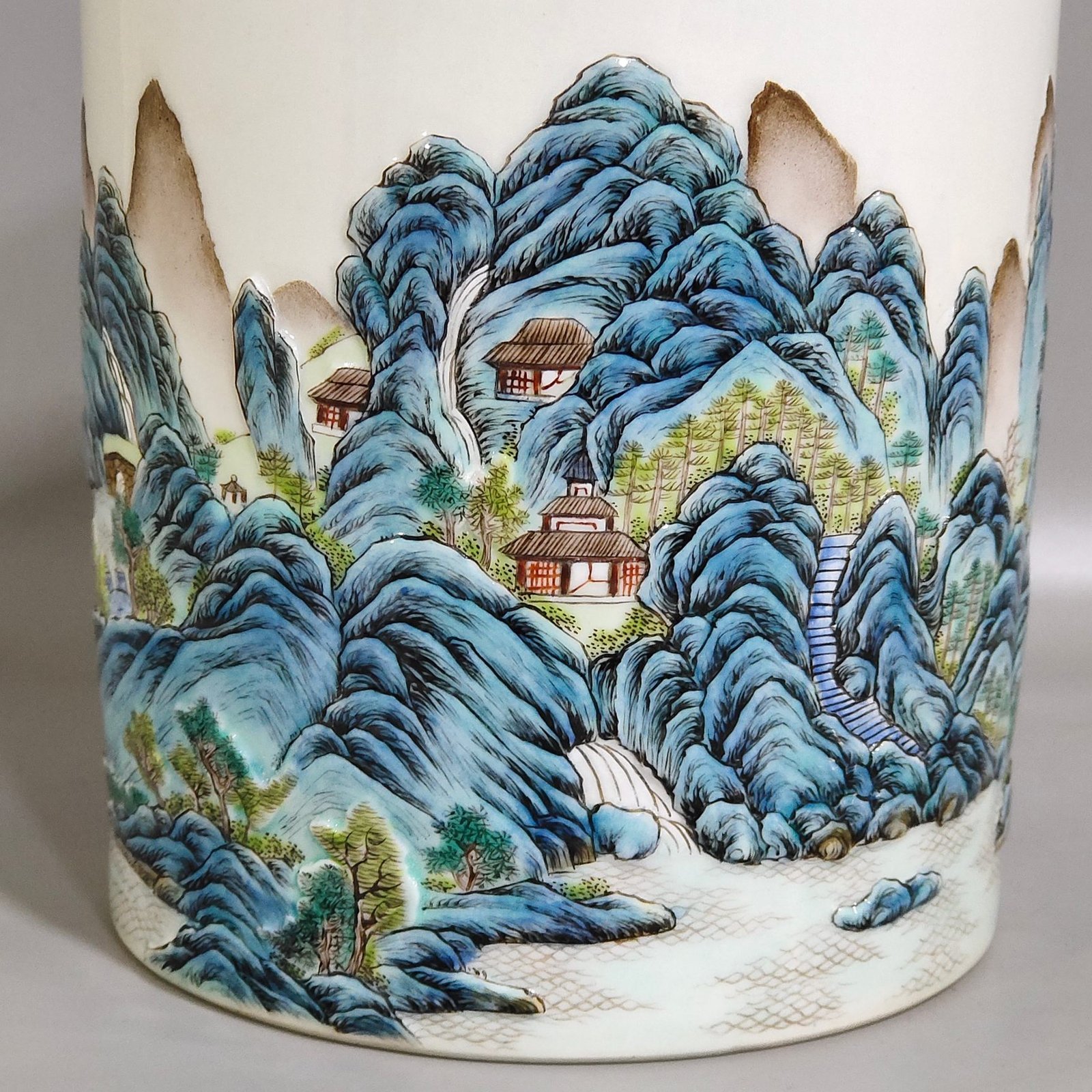 Qing Dynasty Jiaqing relief landscape pen holder