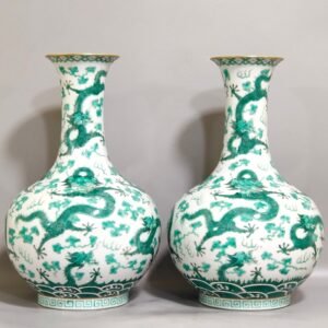 Qing Dynasty Jiaqing Xiangyun Jiulong vase