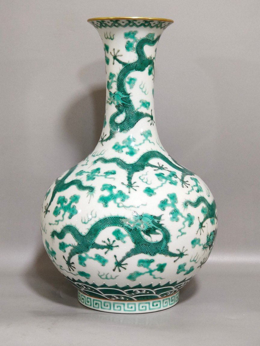 Qing Dynasty Jiaqing Xiangyun Jiulong vase