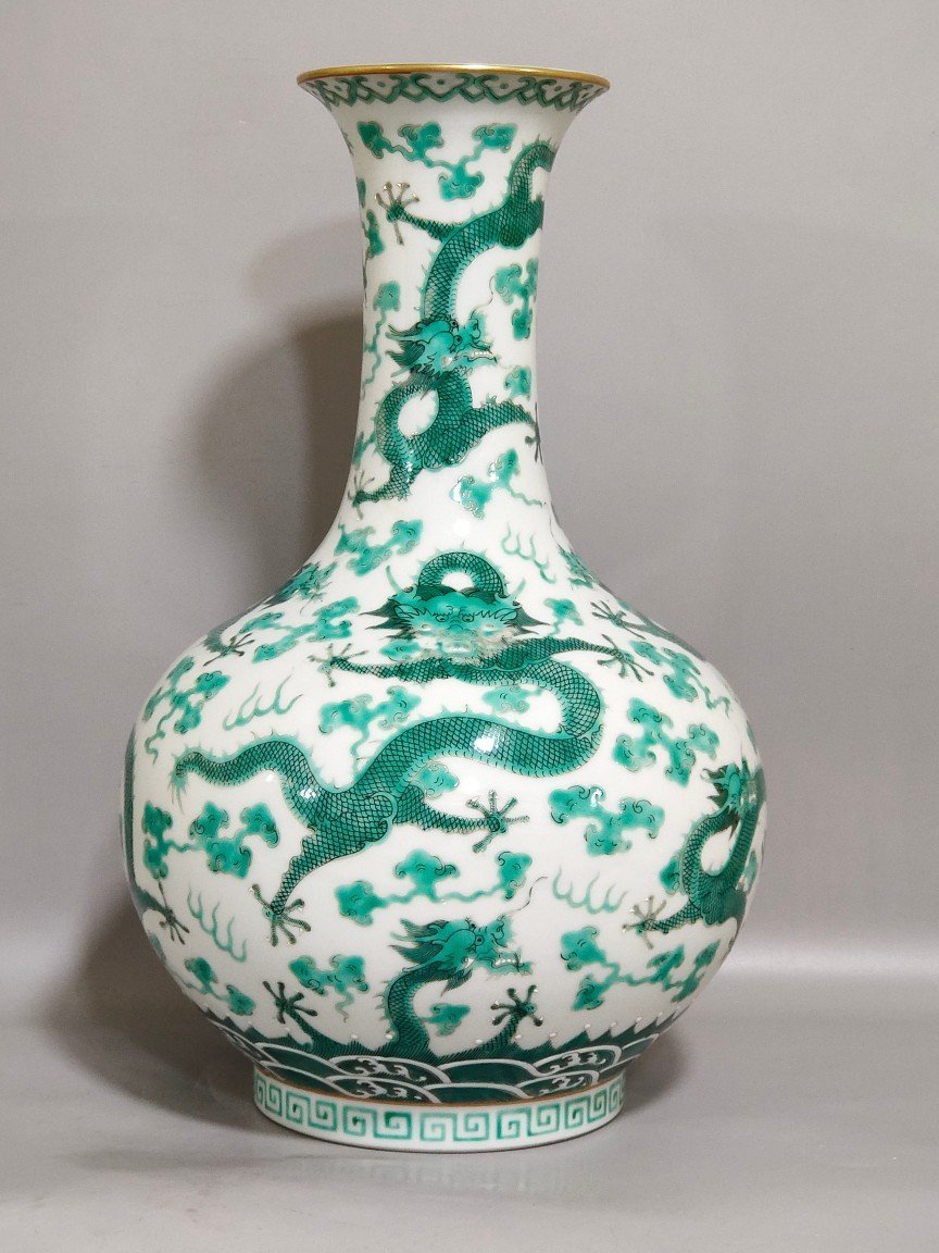 Qing Dynasty Jiaqing Xiangyun Jiulong vase