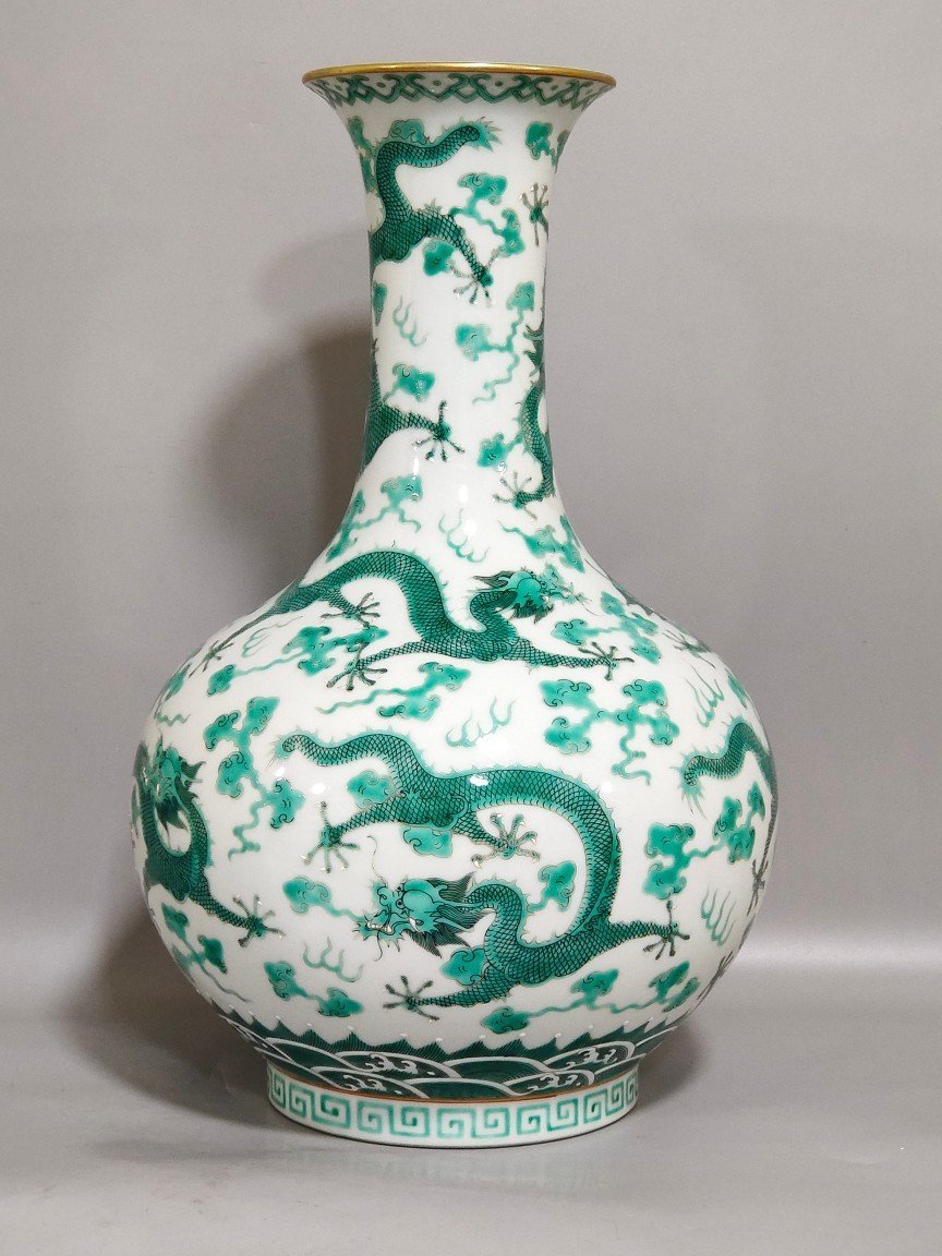 Qing Dynasty Jiaqing Xiangyun Jiulong vase