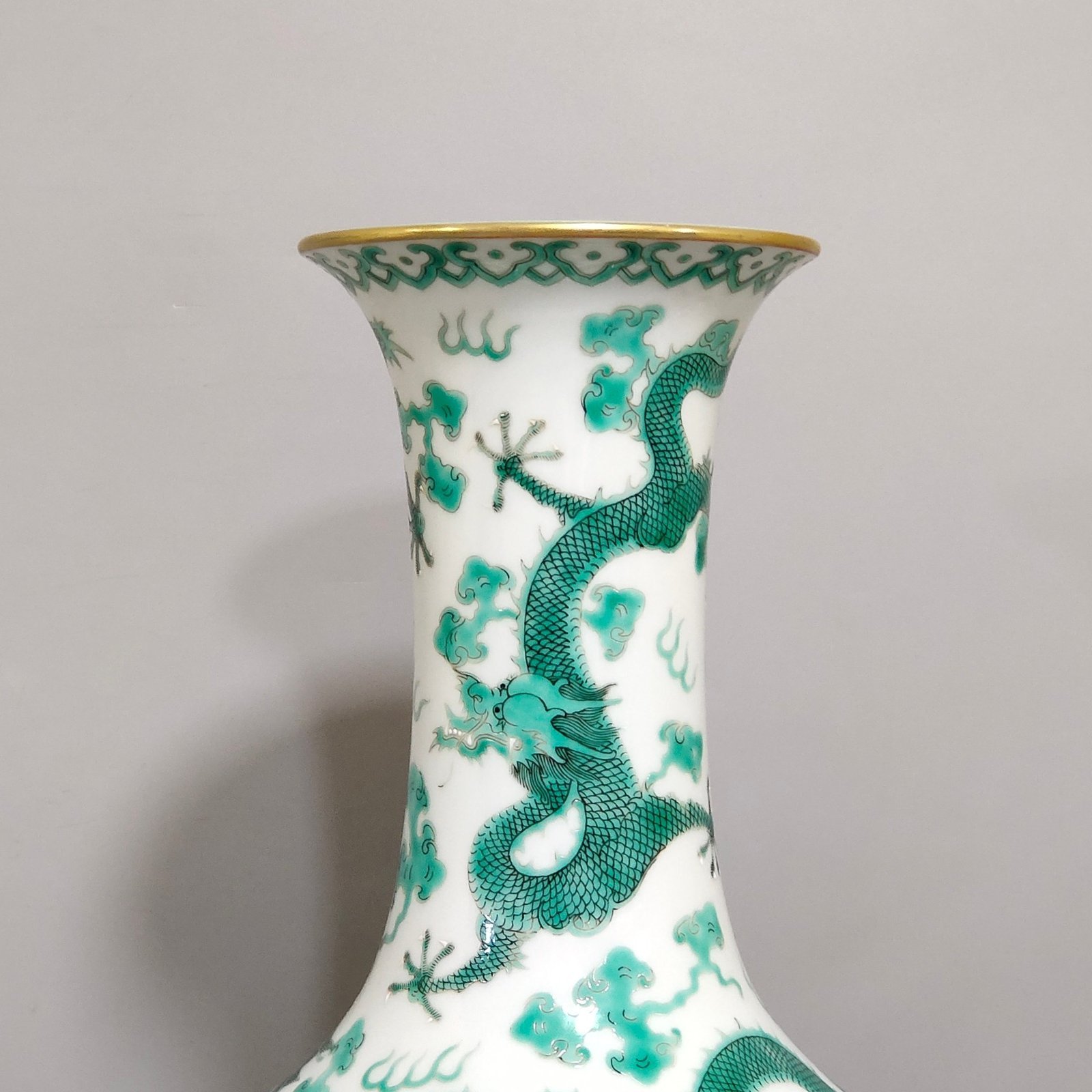 Qing Dynasty Jiaqing Xiangyun Jiulong vase
