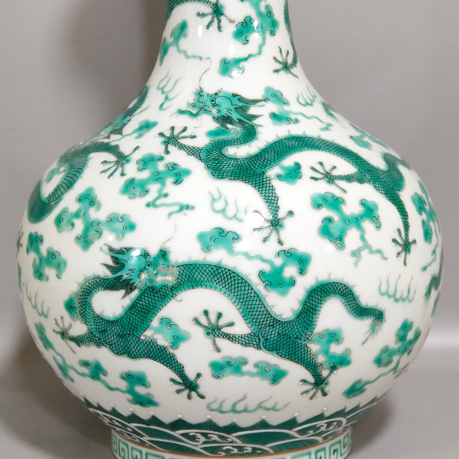 Qing Dynasty Jiaqing Xiangyun Jiulong vase