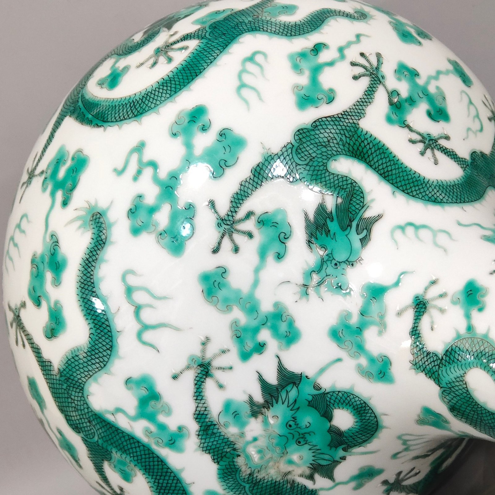 Qing Dynasty Jiaqing Xiangyun Jiulong vase