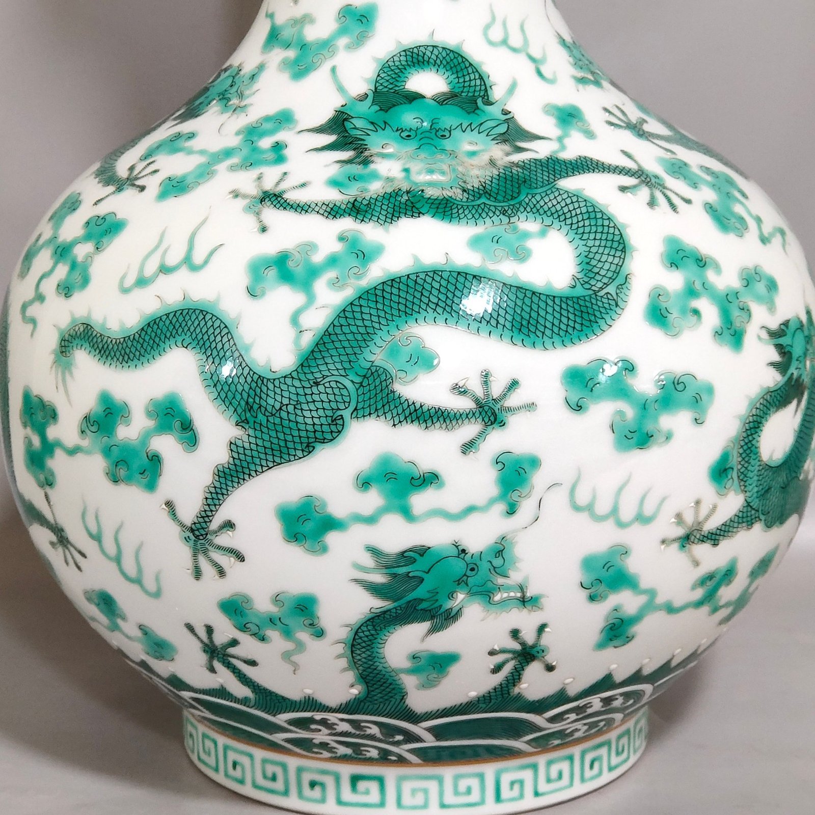 Qing Dynasty Jiaqing Xiangyun Jiulong vase