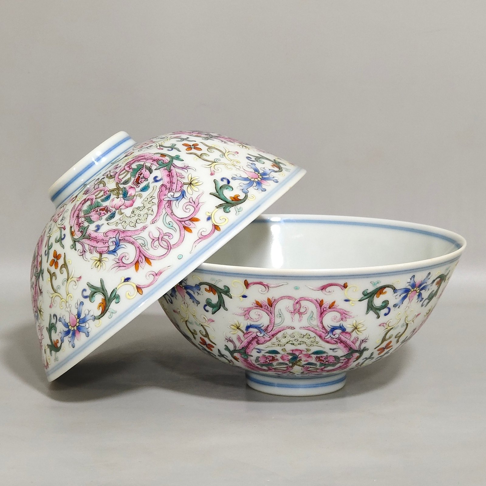 Qing Dynasty Jiaqing blessing and longevity bowl with red dragons piercing flowers and interior painting