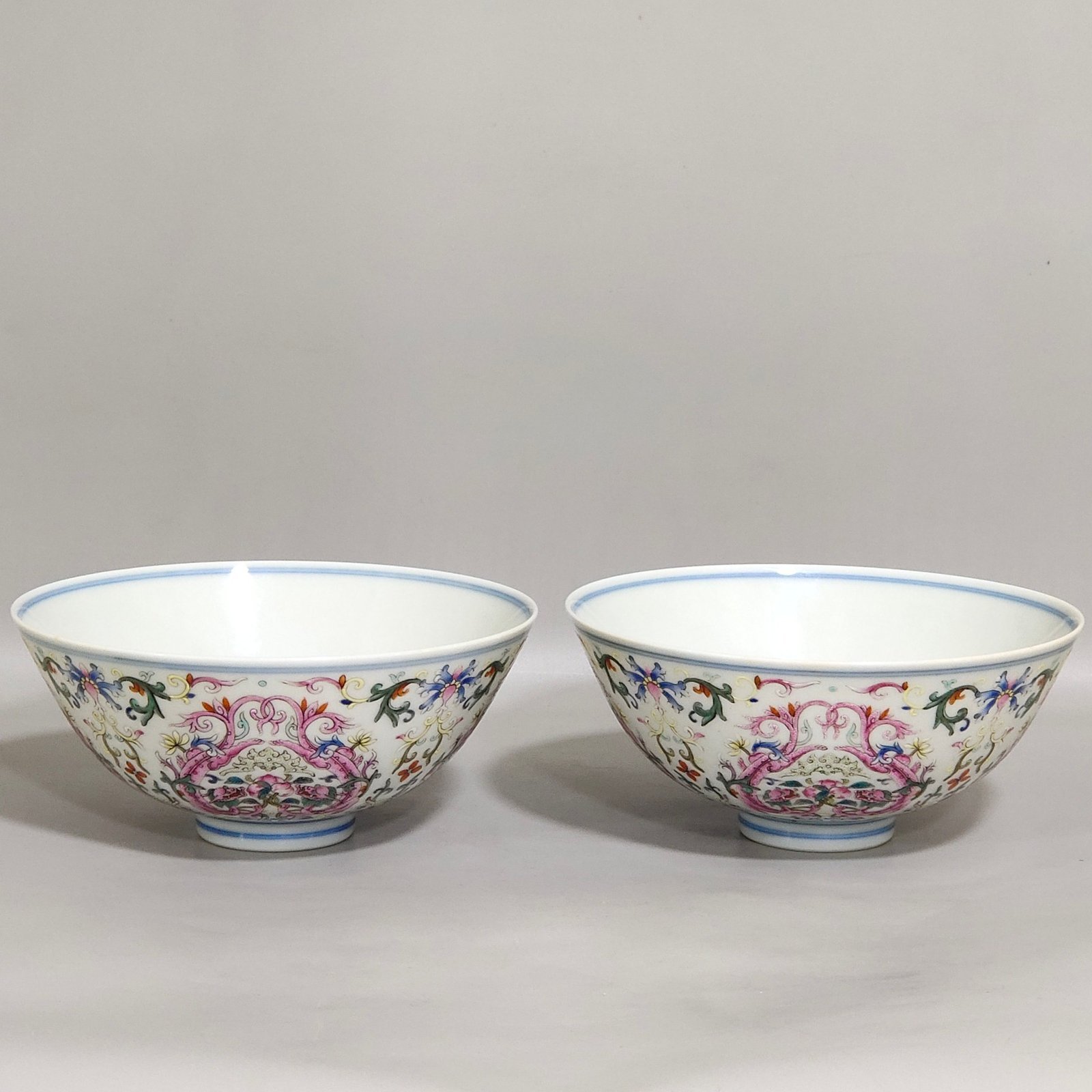 Qing Dynasty Jiaqing blessing and longevity bowl with red dragons piercing flowers and interior painting