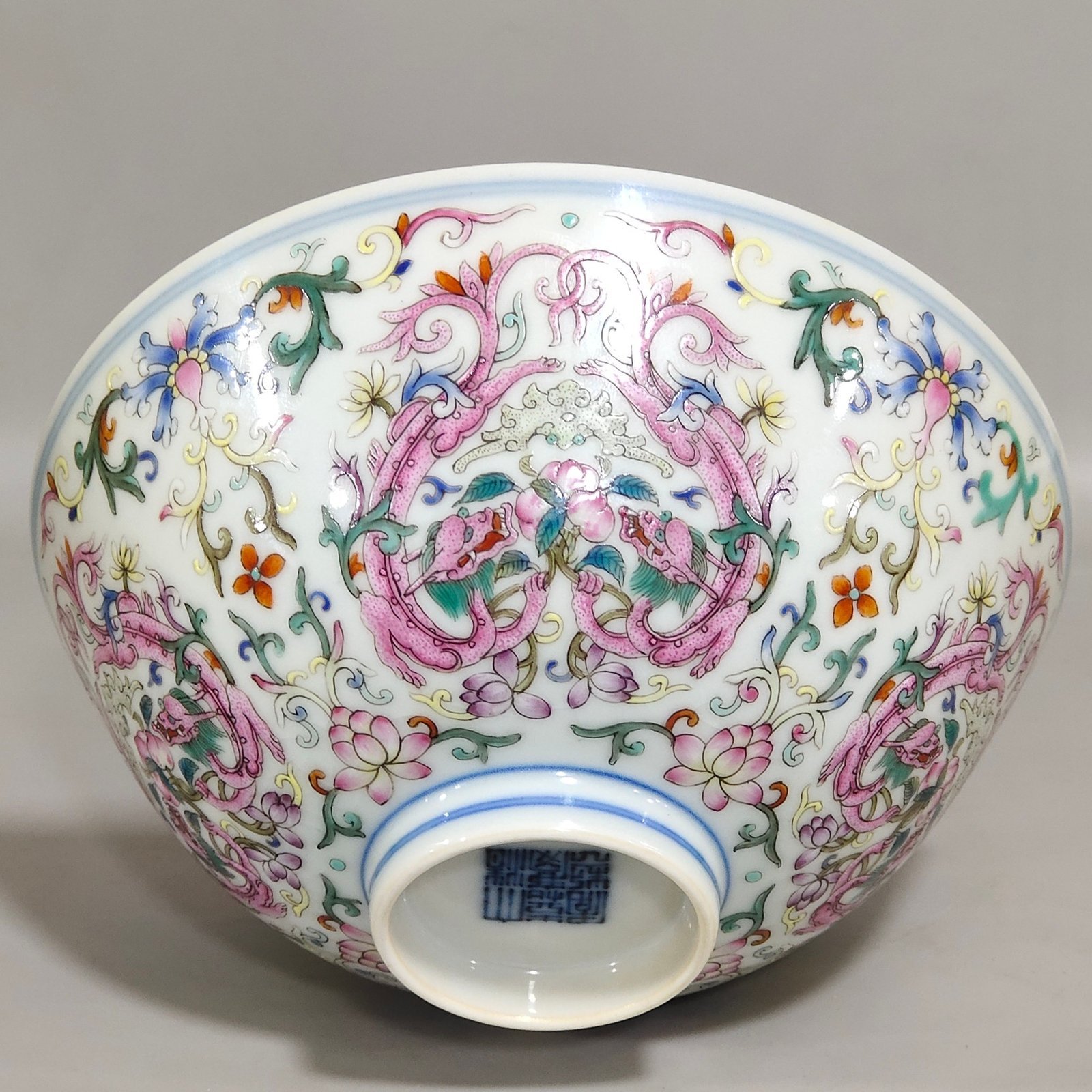 Qing Dynasty Jiaqing blessing and longevity bowl with red dragons piercing flowers and interior painting