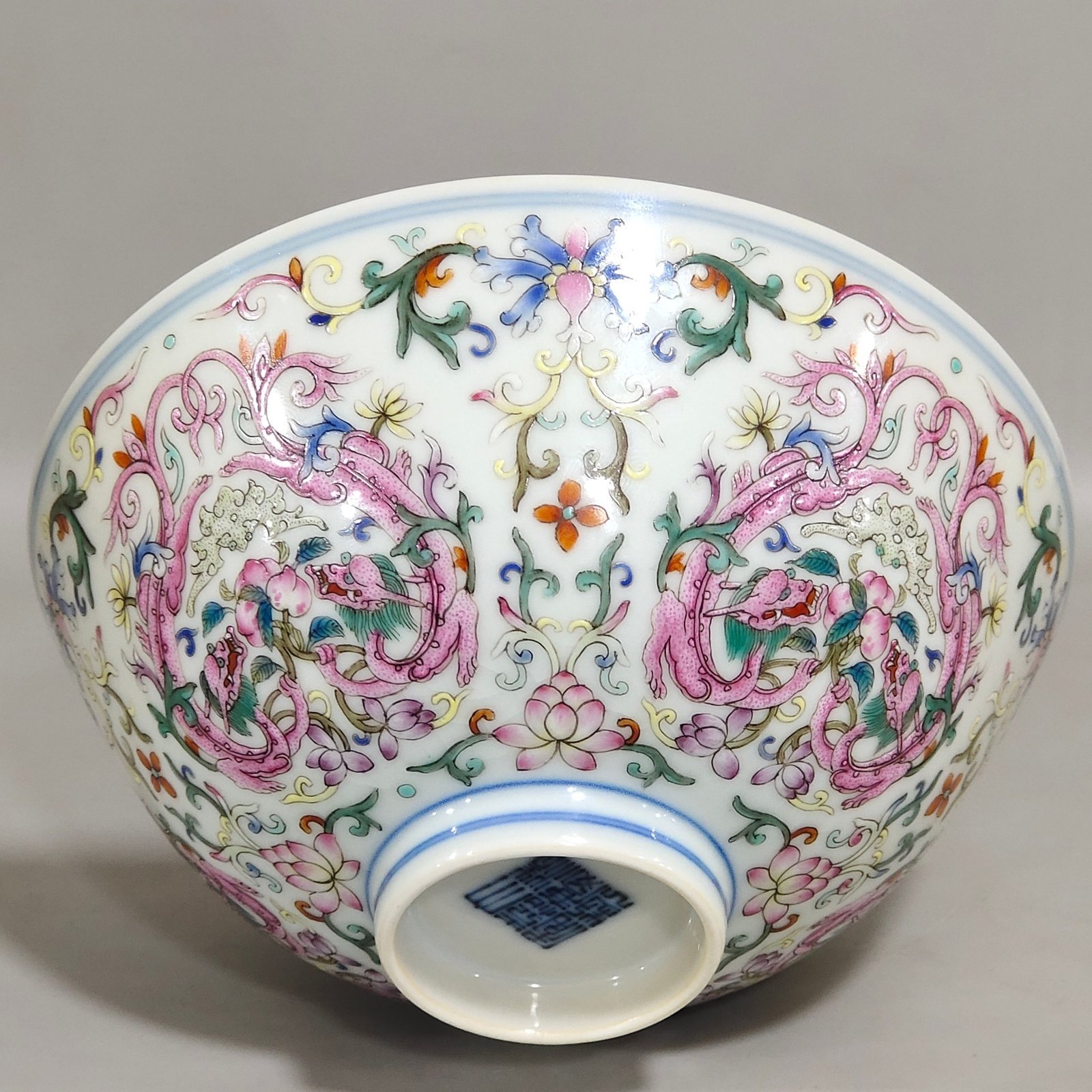 Qing Dynasty Jiaqing blessing and longevity bowl with red dragons piercing flowers and interior painting