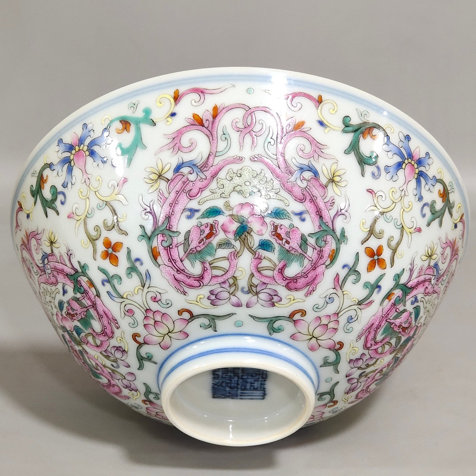 Qing Dynasty Jiaqing blessing and longevity bowl with red dragons piercing flowers and interior painting