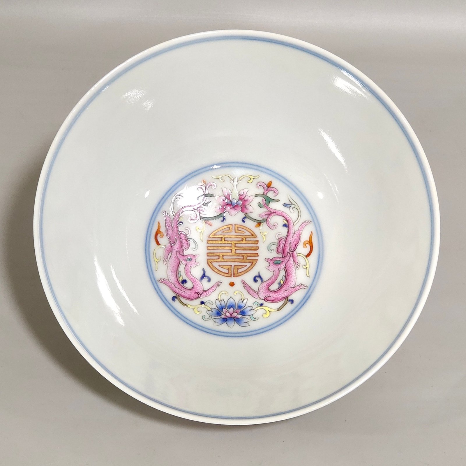 Qing Dynasty Jiaqing blessing and longevity bowl with red dragons piercing flowers and interior painting