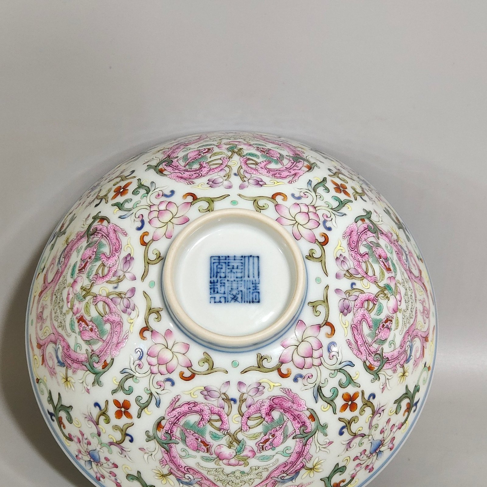 Qing Dynasty Jiaqing blessing and longevity bowl with red dragons piercing flowers and interior painting