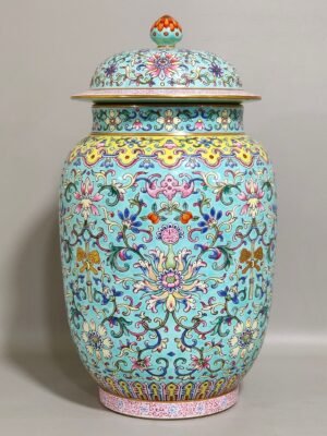 Qing Dynasty Jiaqing green land blessing and longevity jar with lid