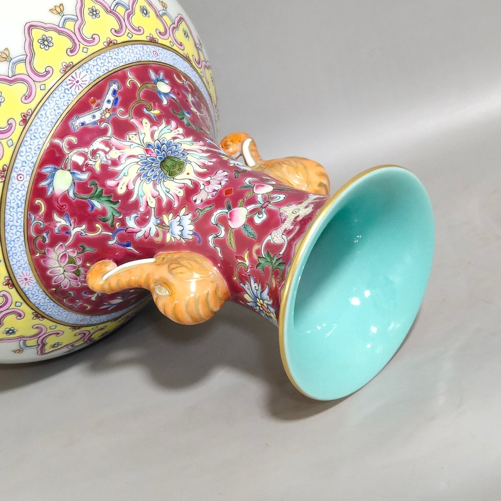 Qing Dynasty Jiaqing rouge land character story elephant ear vase