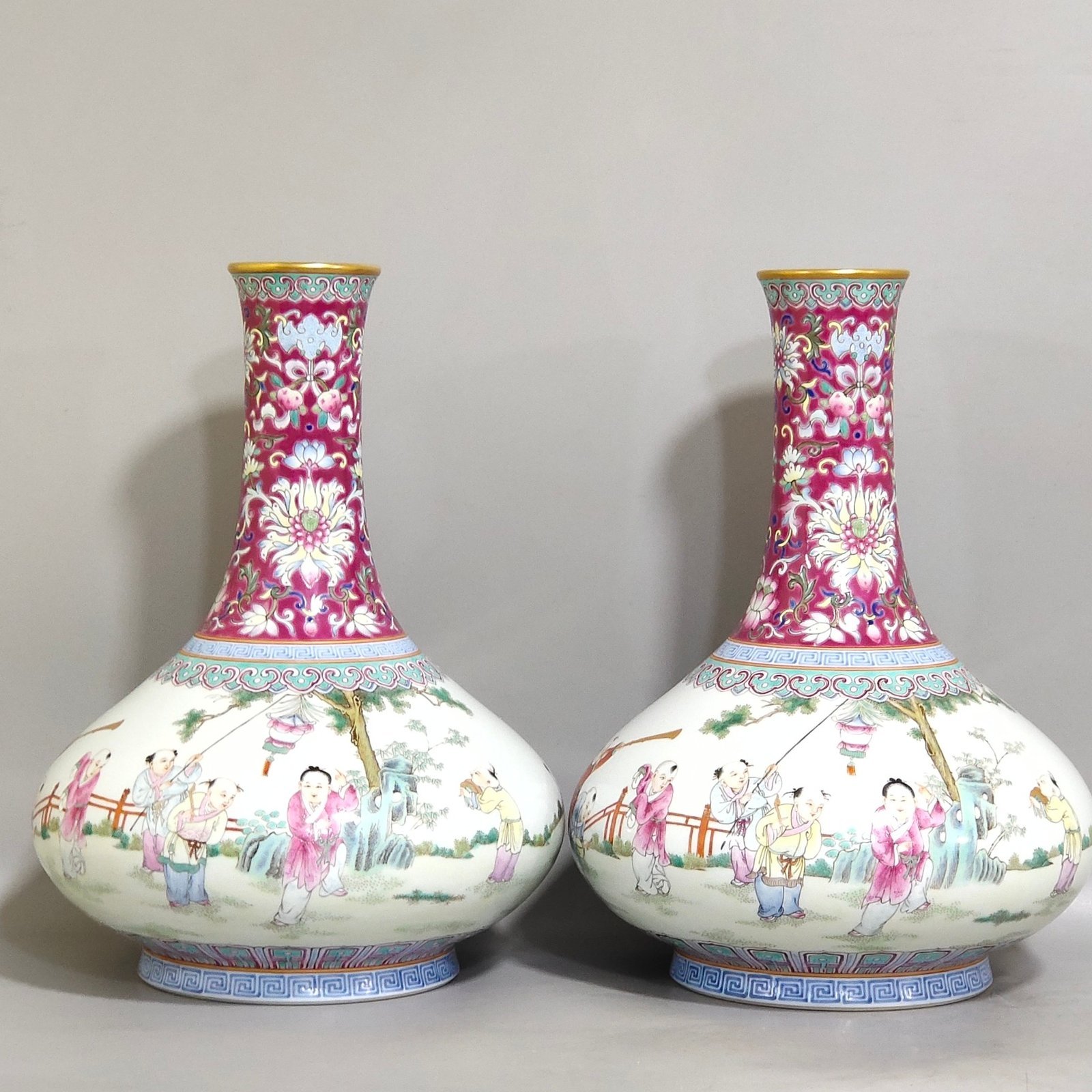 Qing Dynasty Jiaqing rouge ground sixteen-shaped flat-bellied vase