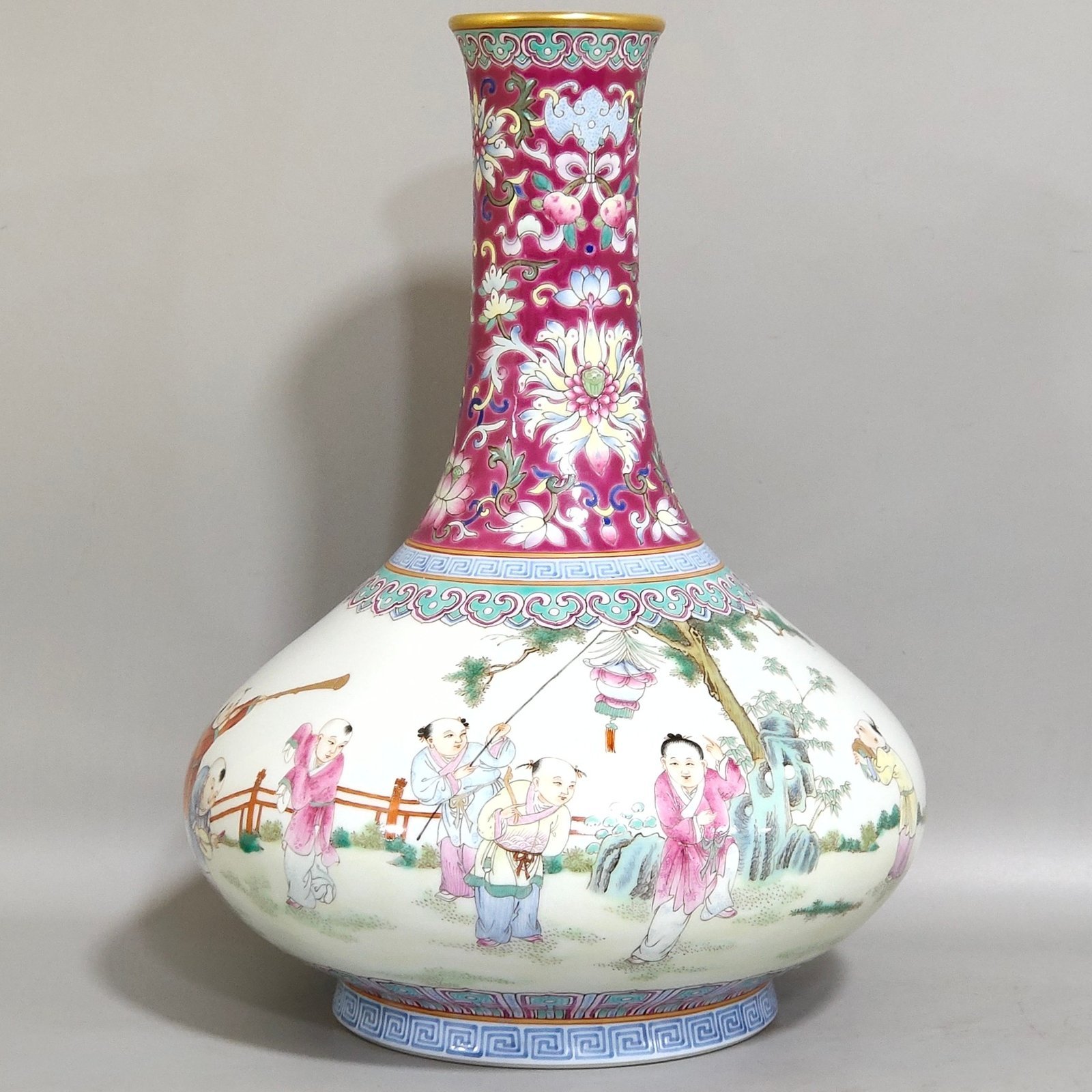 Qing Dynasty Jiaqing rouge ground sixteen-shaped flat-bellied vase