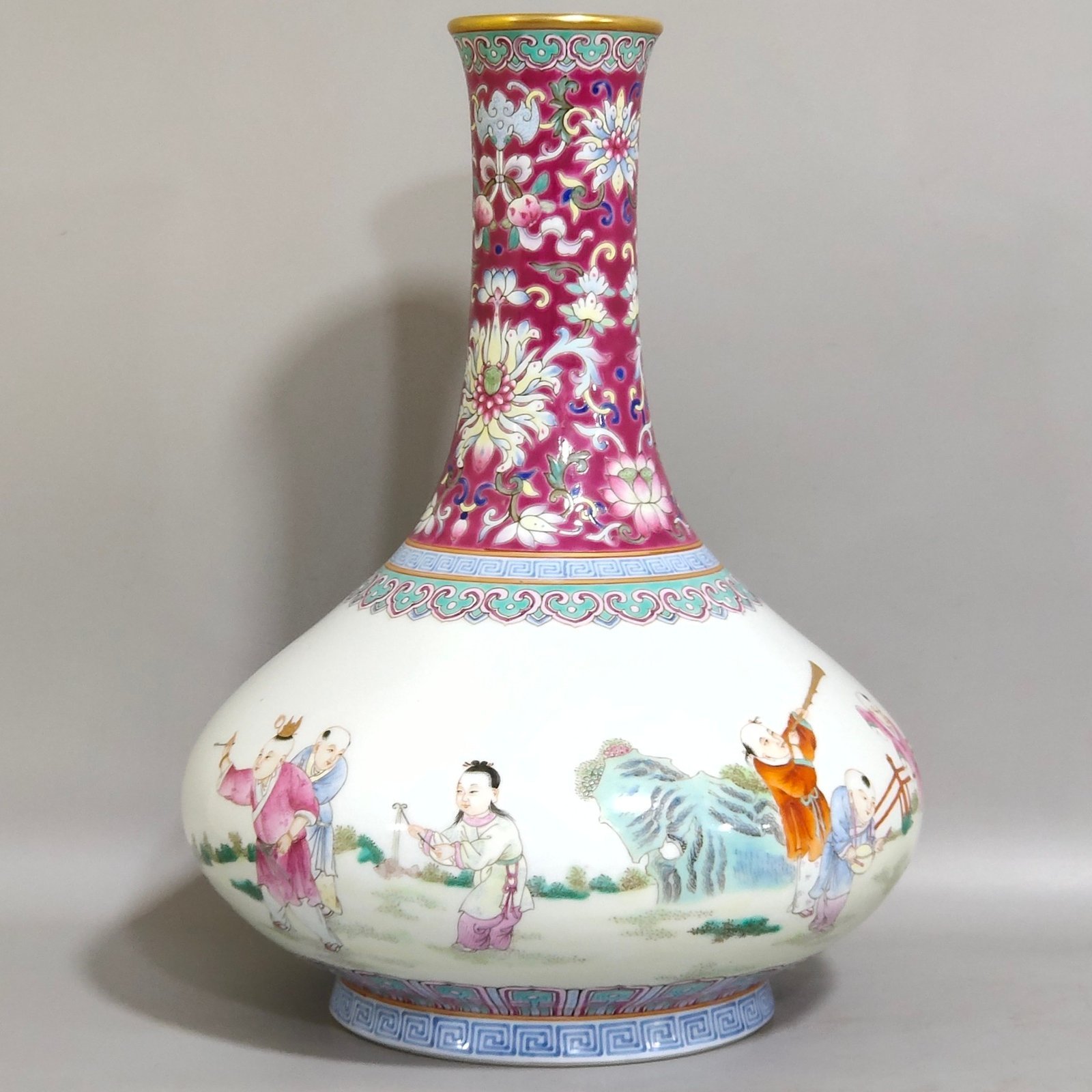 Qing Dynasty Jiaqing rouge ground sixteen-shaped flat-bellied vase