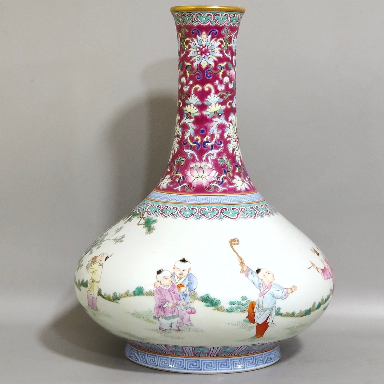 Qing Dynasty Jiaqing rouge ground sixteen-shaped flat-bellied vase