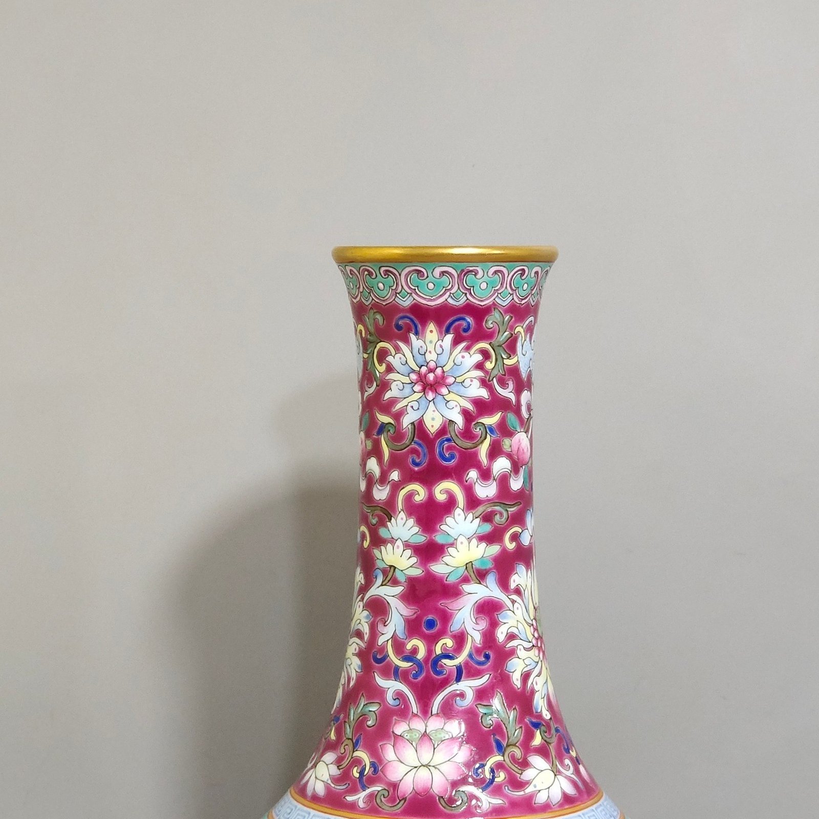 Qing Dynasty Jiaqing rouge ground sixteen-shaped flat-bellied vase