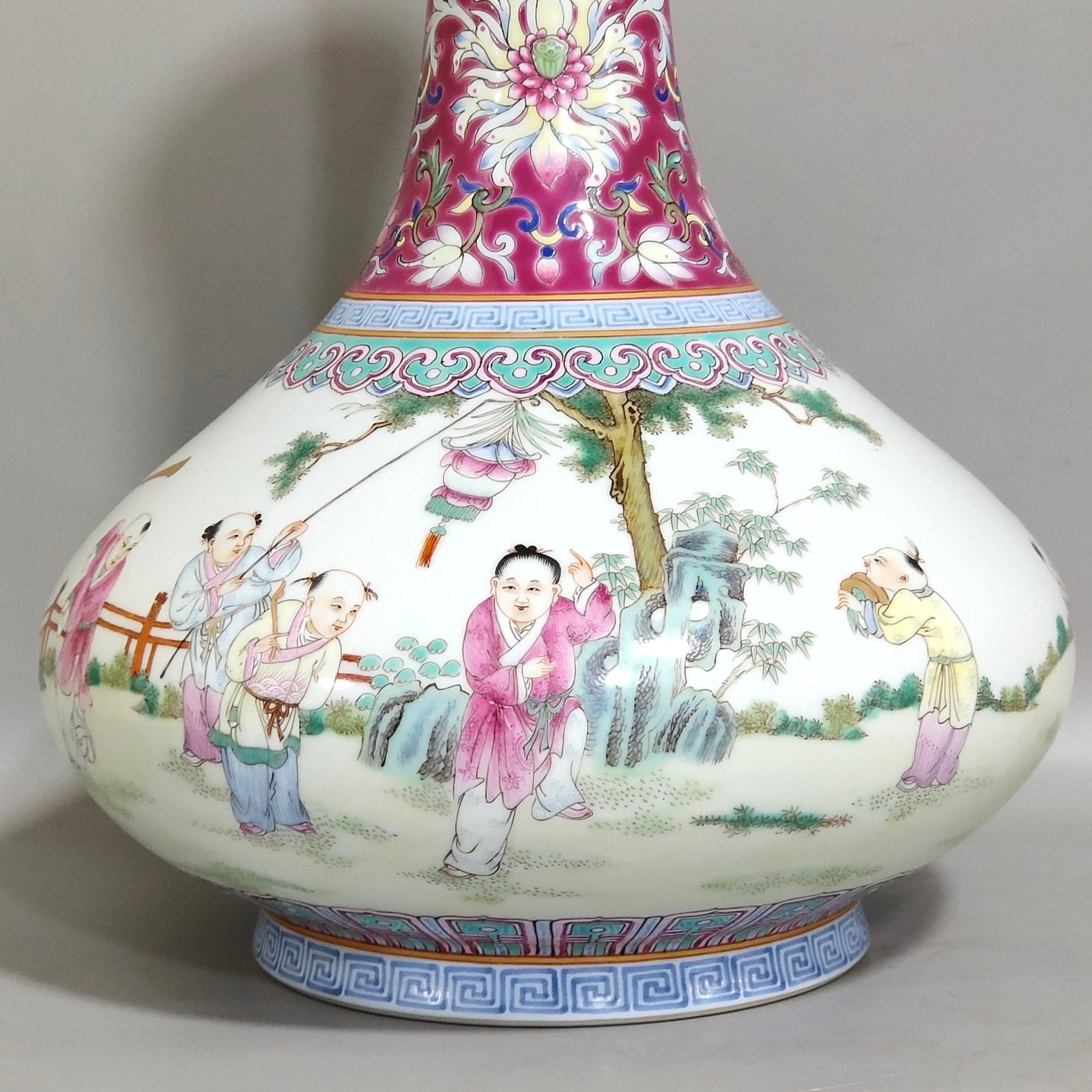Qing Dynasty Jiaqing rouge ground sixteen-shaped flat-bellied vase