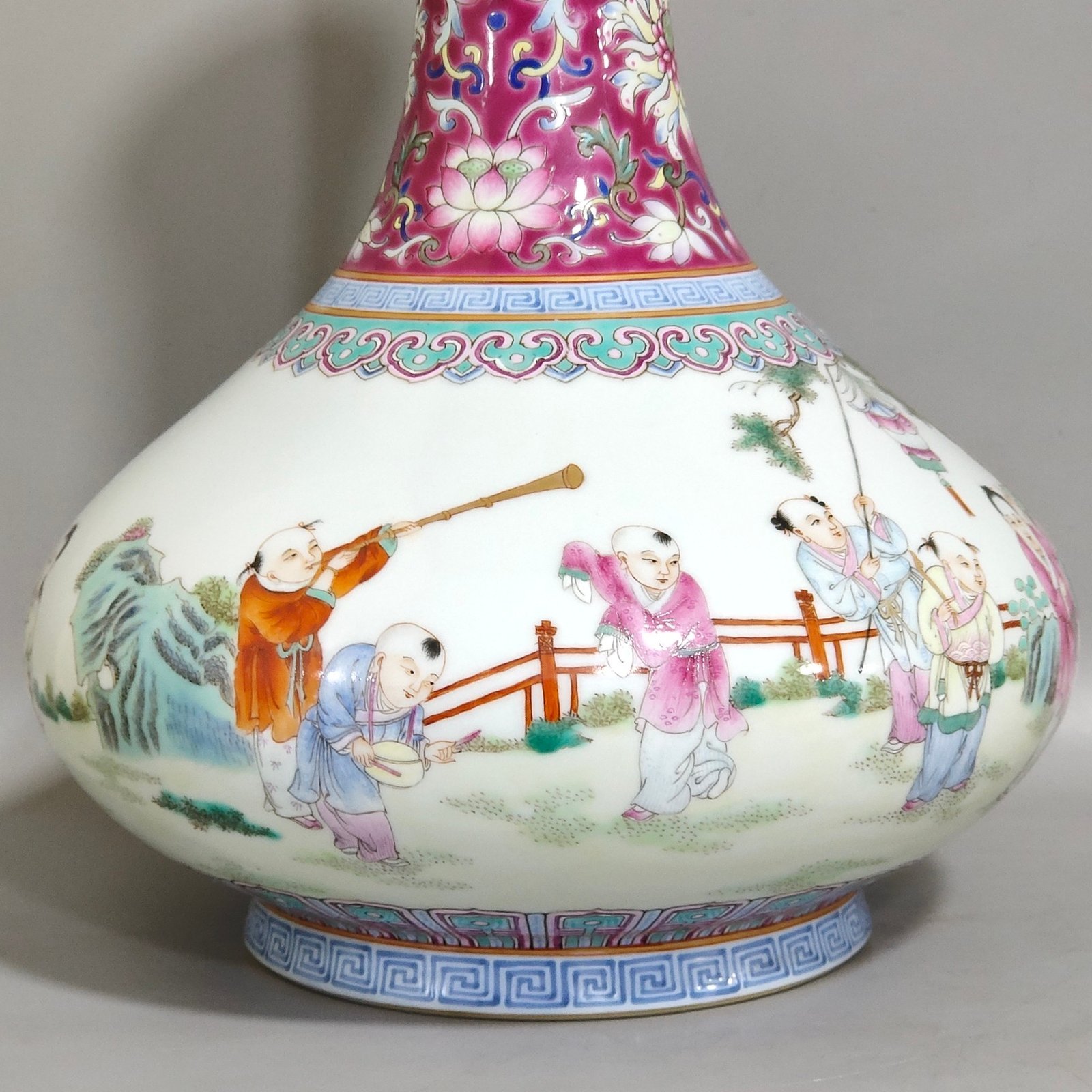 Qing Dynasty Jiaqing rouge ground sixteen-shaped flat-bellied vase