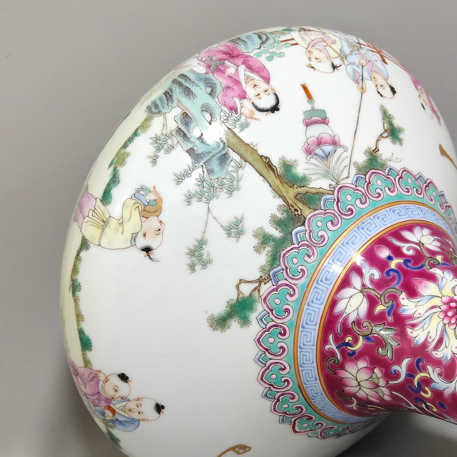 Qing Dynasty Jiaqing rouge ground sixteen-shaped flat-bellied vase