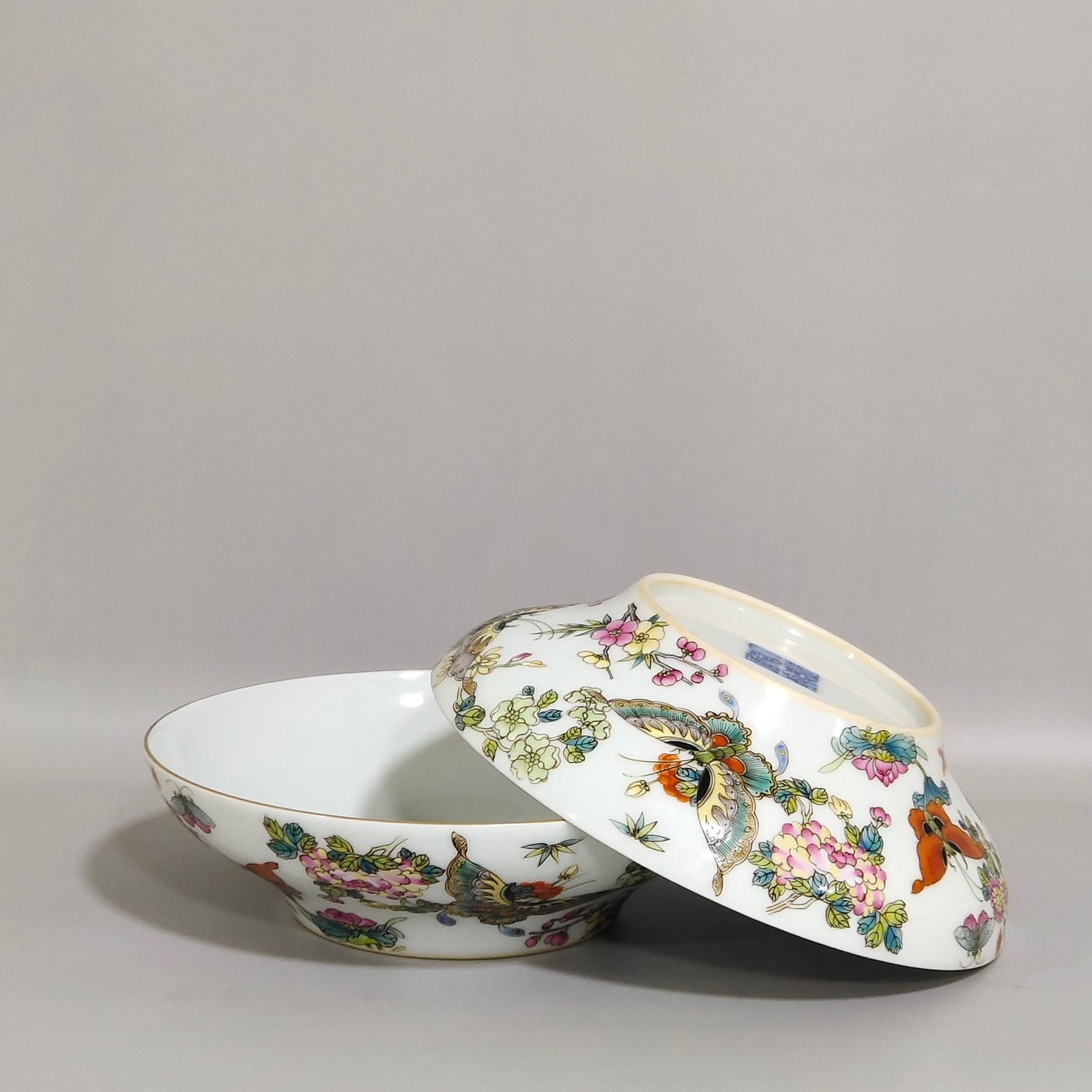 Qing Dynasty Jiaqing Die Lianhua bow bowl
