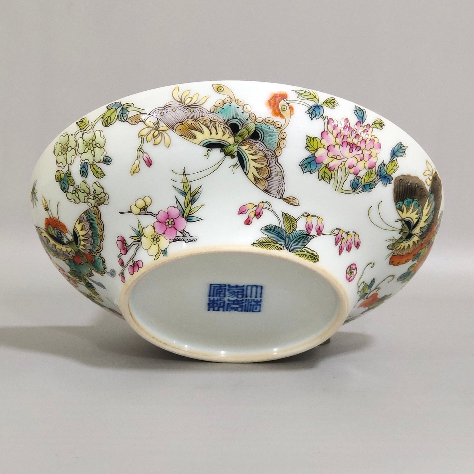 Qing Dynasty Jiaqing Die Lianhua bow bowl