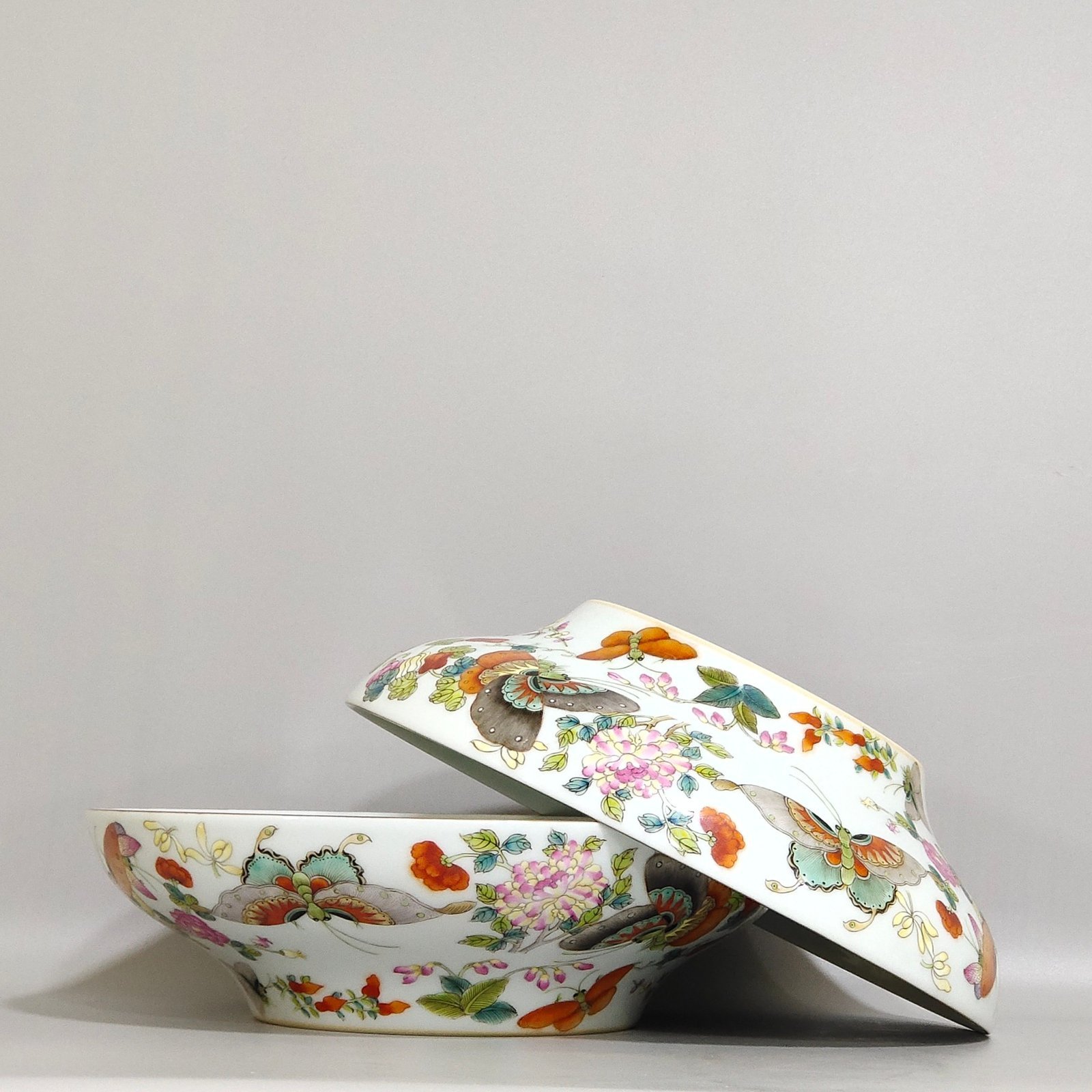 Qing Dynasty Jiaqing Die Lianhua bow bowl