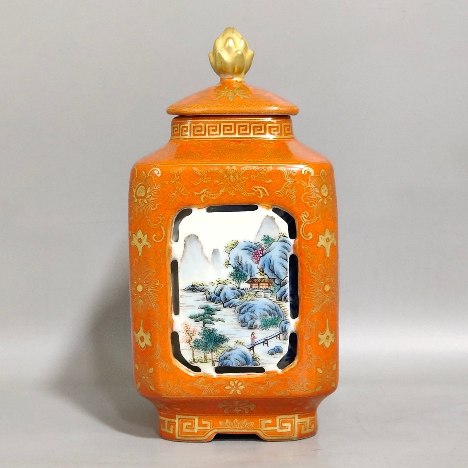 Qing Dynasty Jiaqing hollow coral red gold painted window landscape tea can