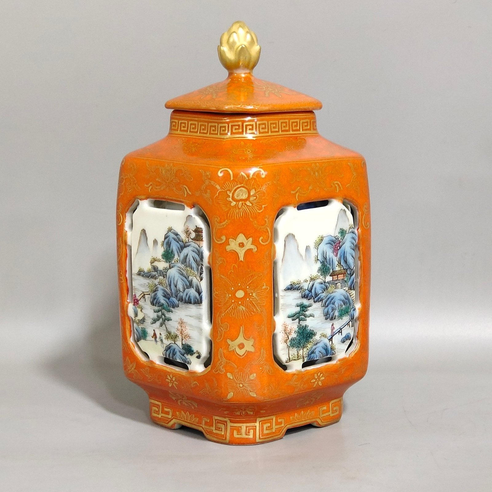 Qing Dynasty Jiaqing hollow coral red gold painted window landscape tea can