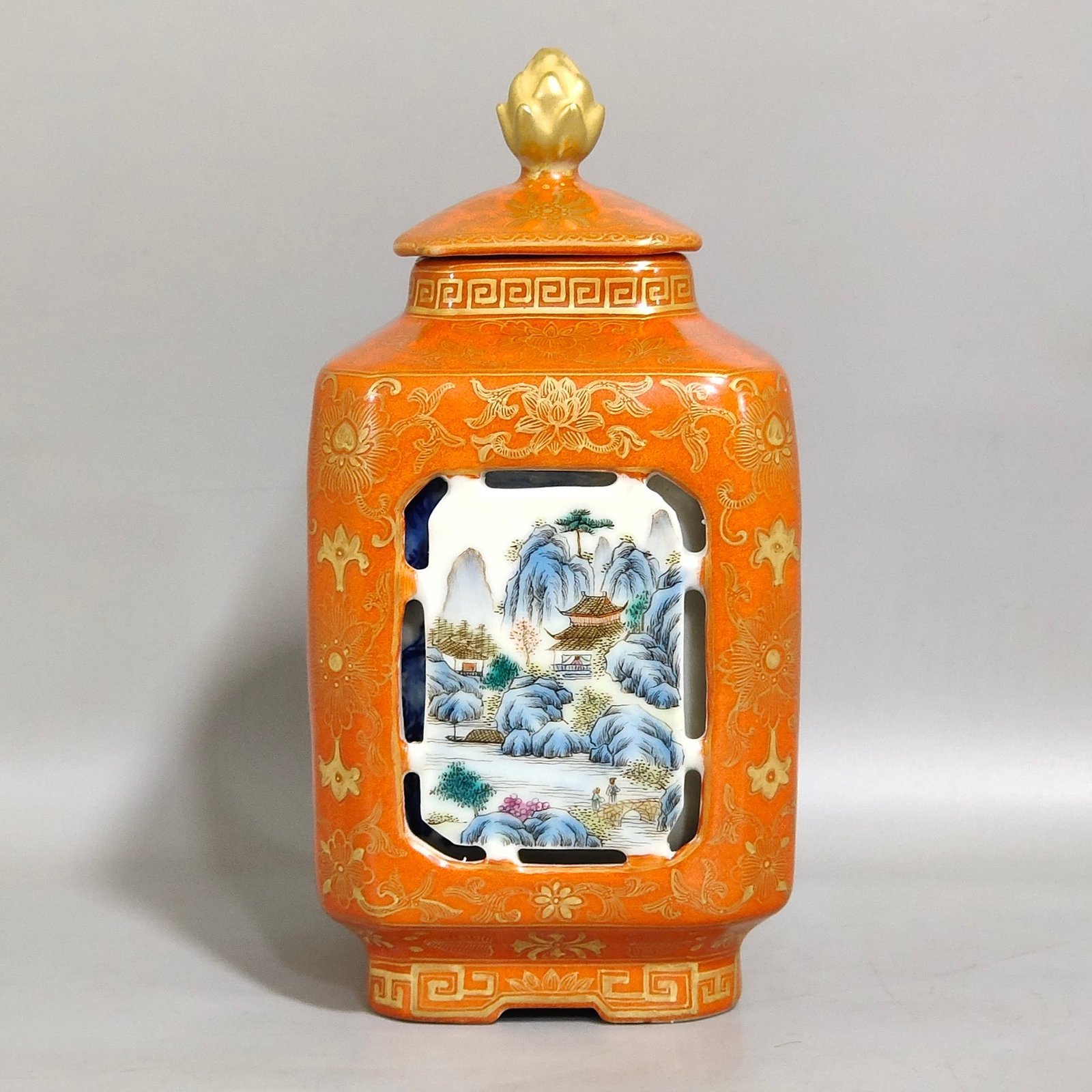 Qing Dynasty Jiaqing hollow coral red gold painted window landscape tea can