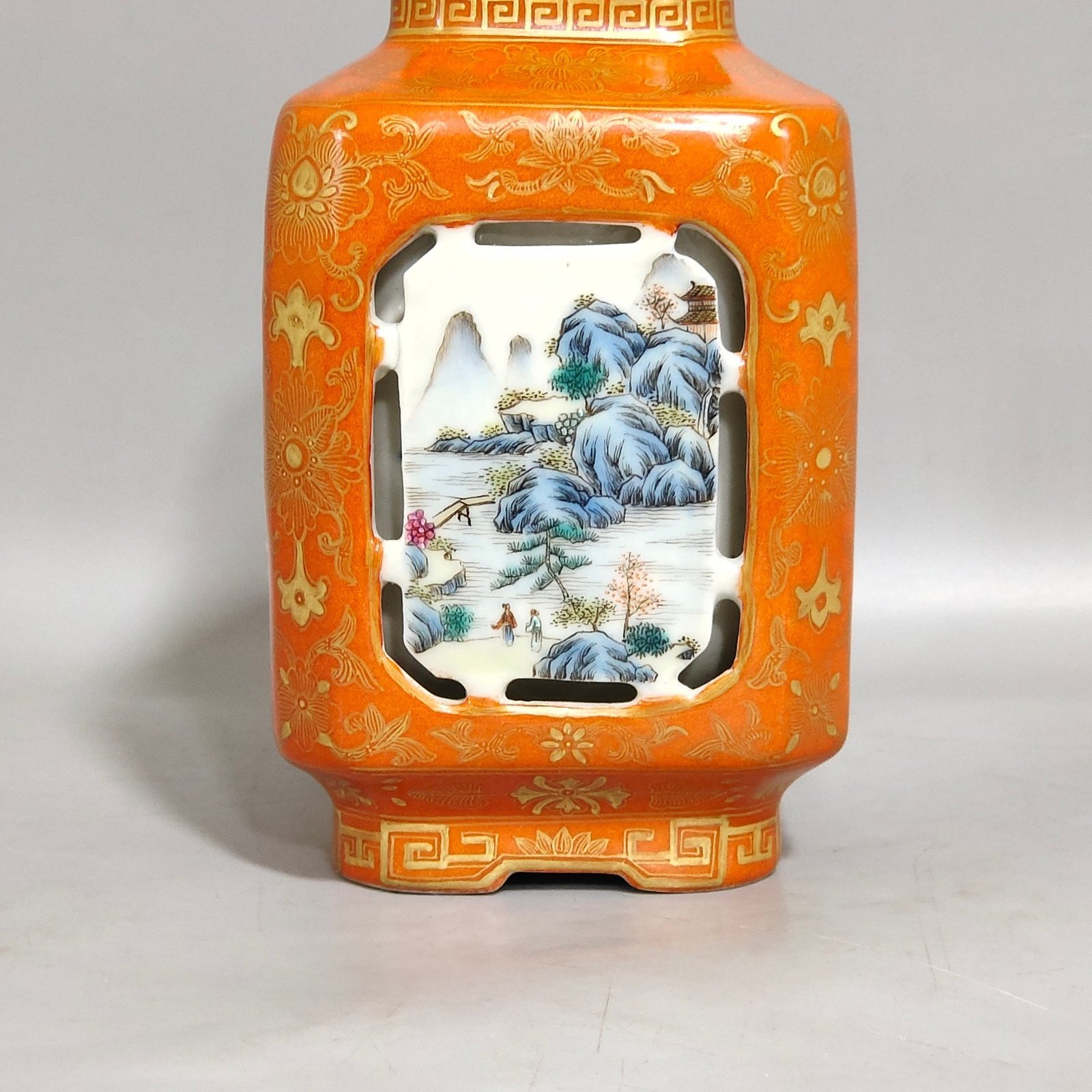 Qing Dynasty Jiaqing hollow coral red gold painted window landscape tea can