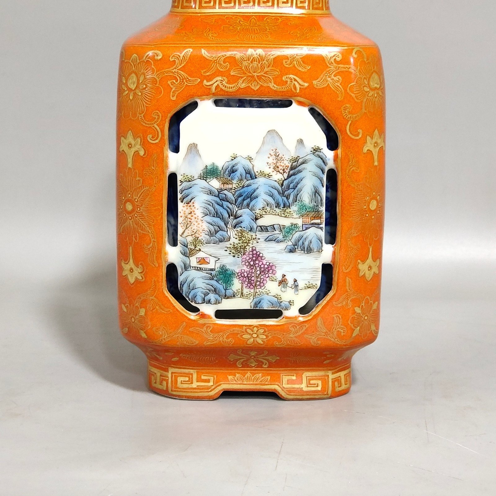 Qing Dynasty Jiaqing hollow coral red gold painted window landscape tea can