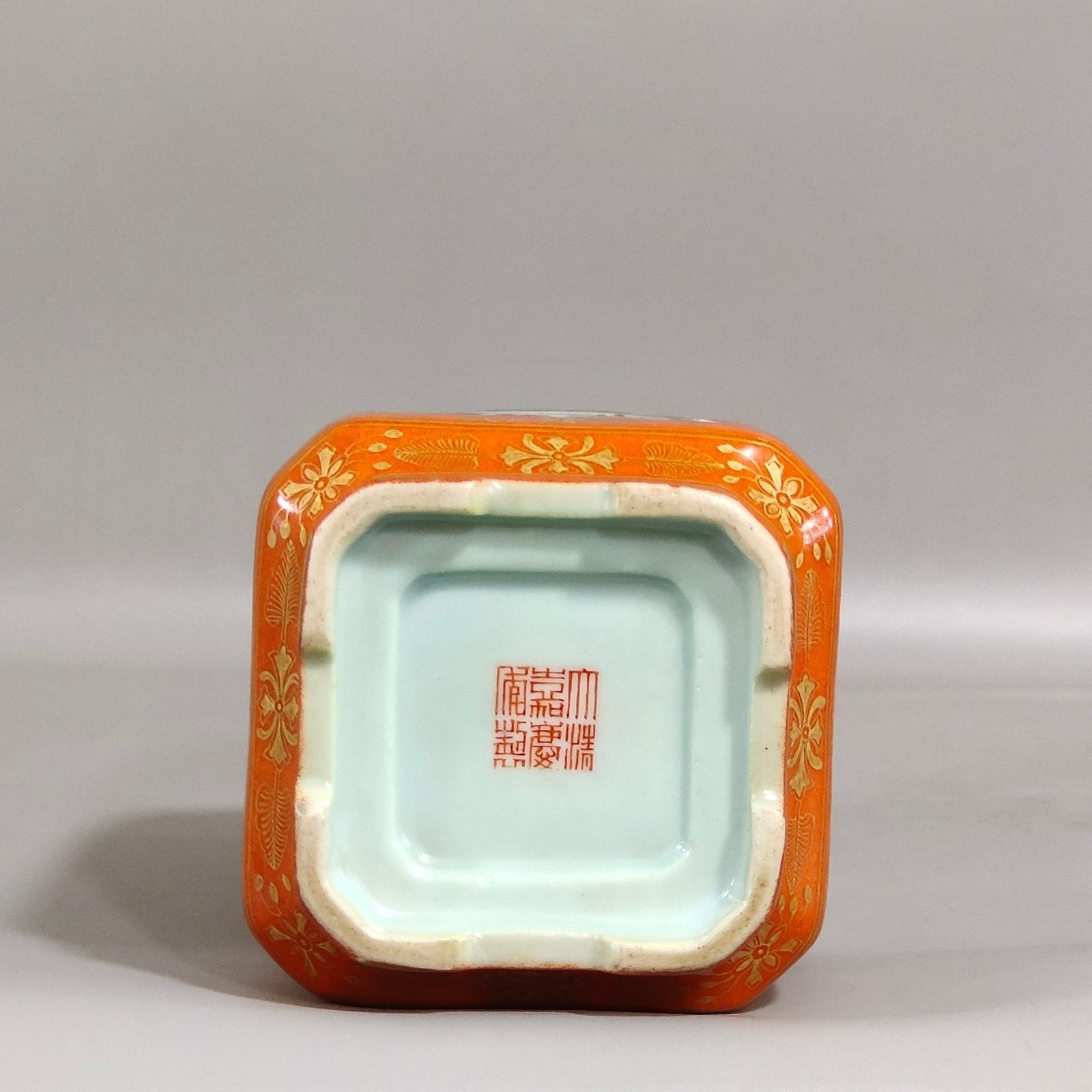 Qing Dynasty Jiaqing hollow coral red gold painted window landscape tea can