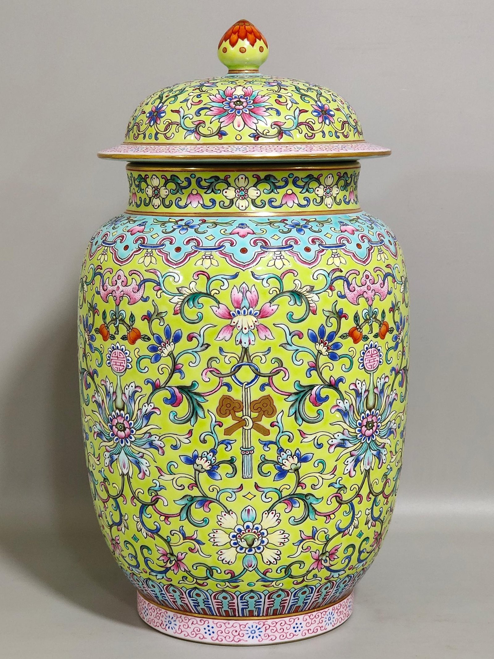 Qing Dynasty Jiaqing Huangdi Fushou jar with lid