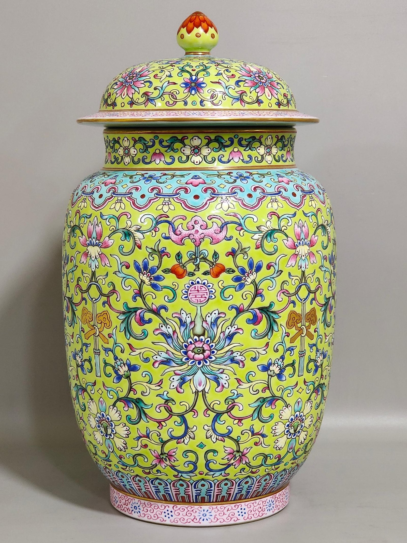 Qing Dynasty Jiaqing Huangdi Fushou jar with lid