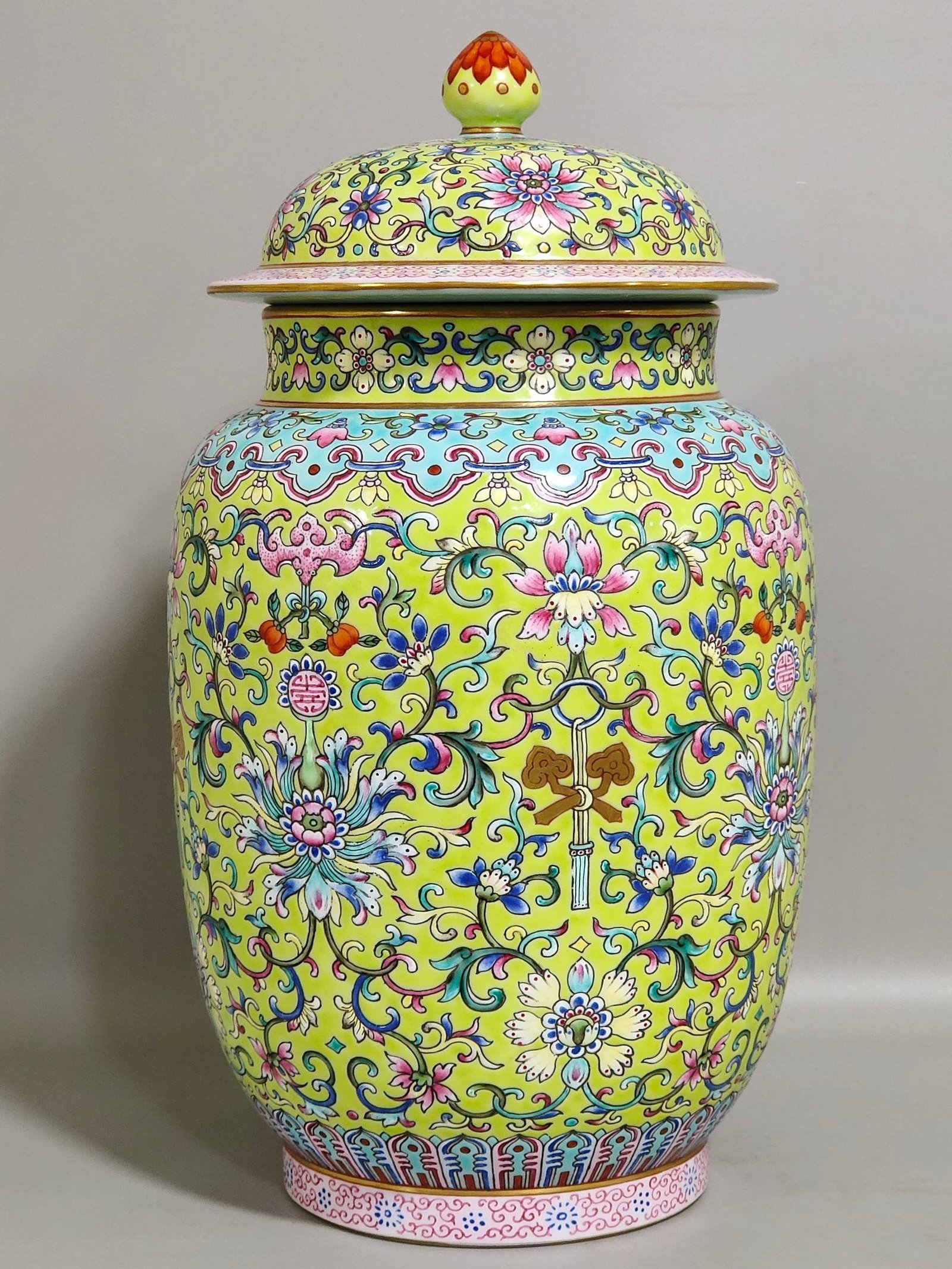 Qing Dynasty Jiaqing Huangdi Fushou jar with lid
