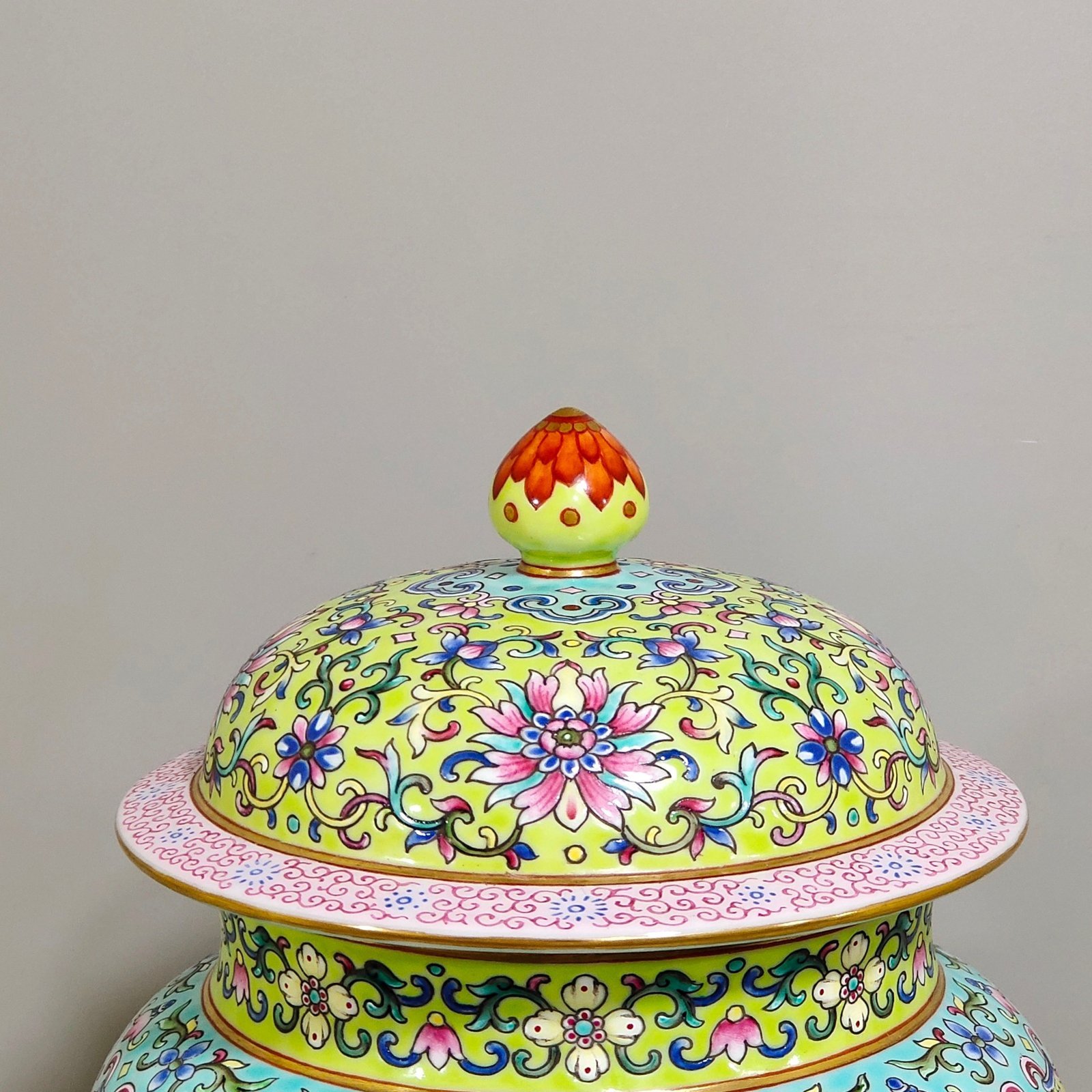 Qing Dynasty Jiaqing Huangdi Fushou jar with lid
