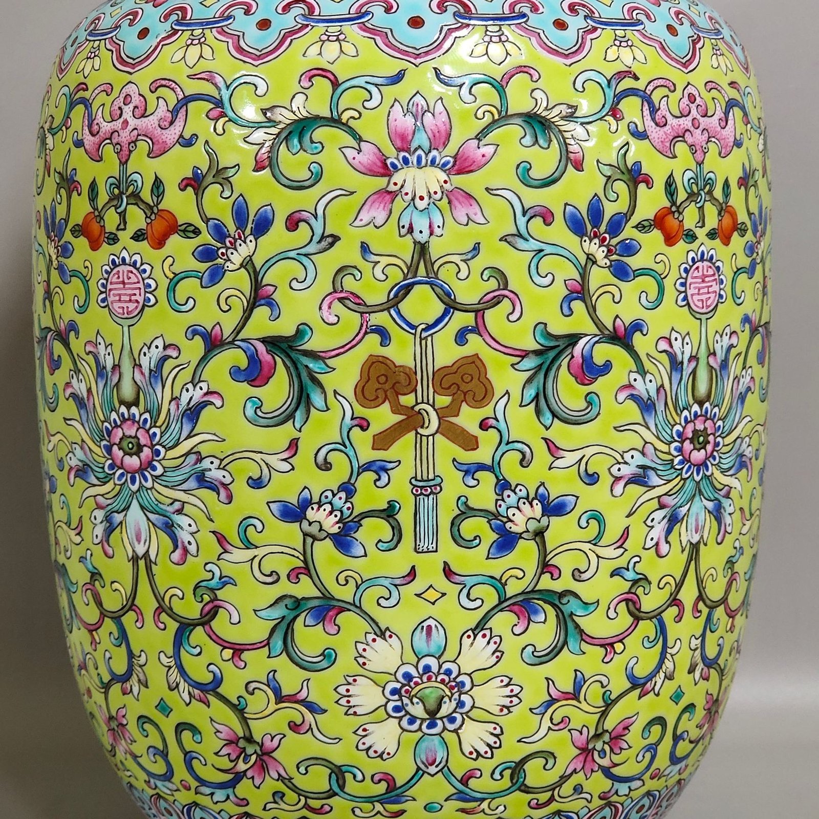 Qing Dynasty Jiaqing Huangdi Fushou jar with lid