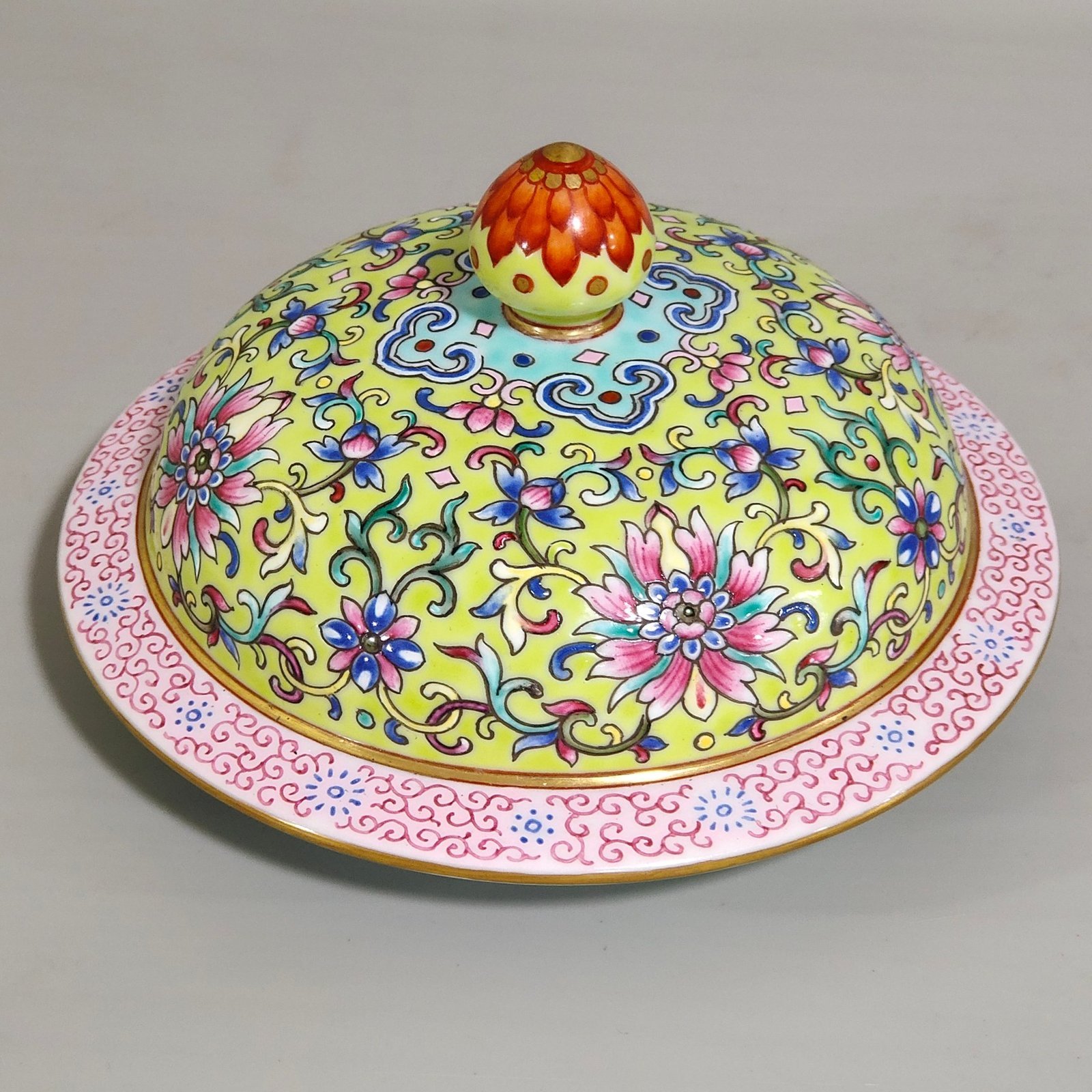 Qing Dynasty Jiaqing Huangdi Fushou jar with lid