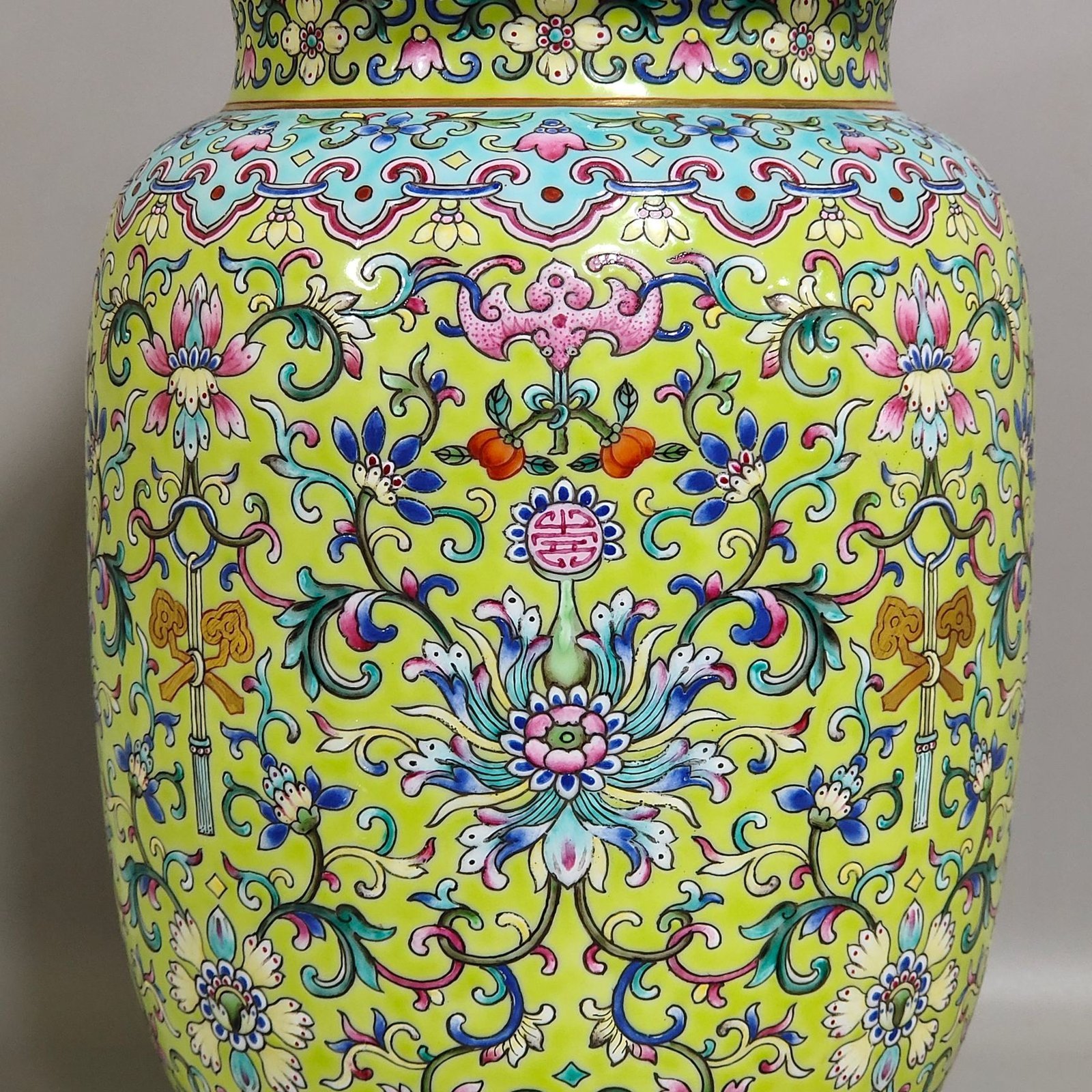 Qing Dynasty Jiaqing Huangdi Fushou jar with lid