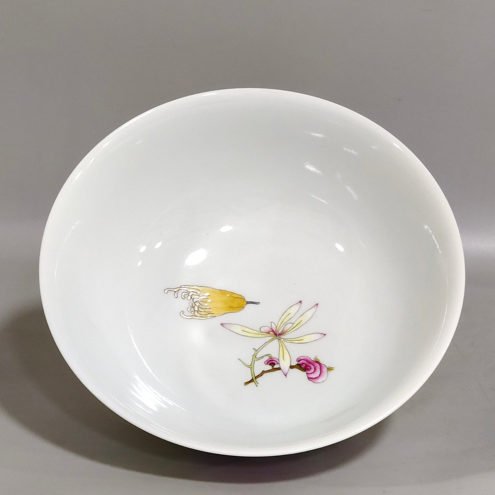 Qing Dynasty Jiaqing yellow glaze bowl with mixed fruits and poems on the inside