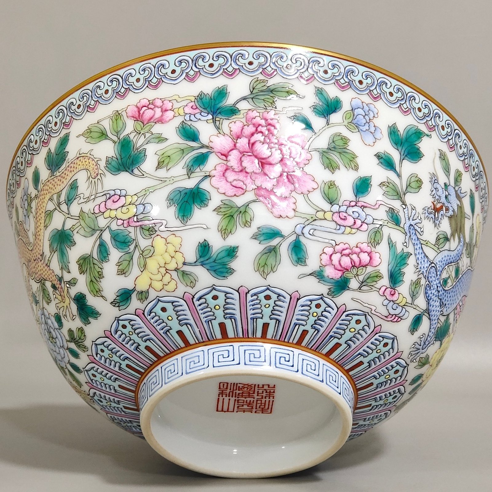 Qing Dynasty Jiaqing dragon-pierced flower bowl