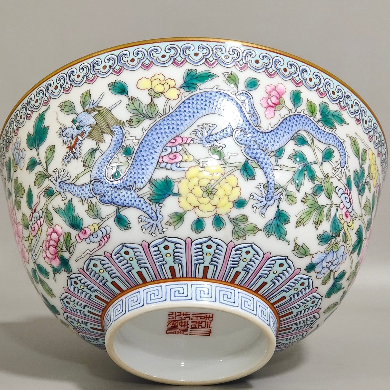 Qing Dynasty Jiaqing dragon-pierced flower bowl
