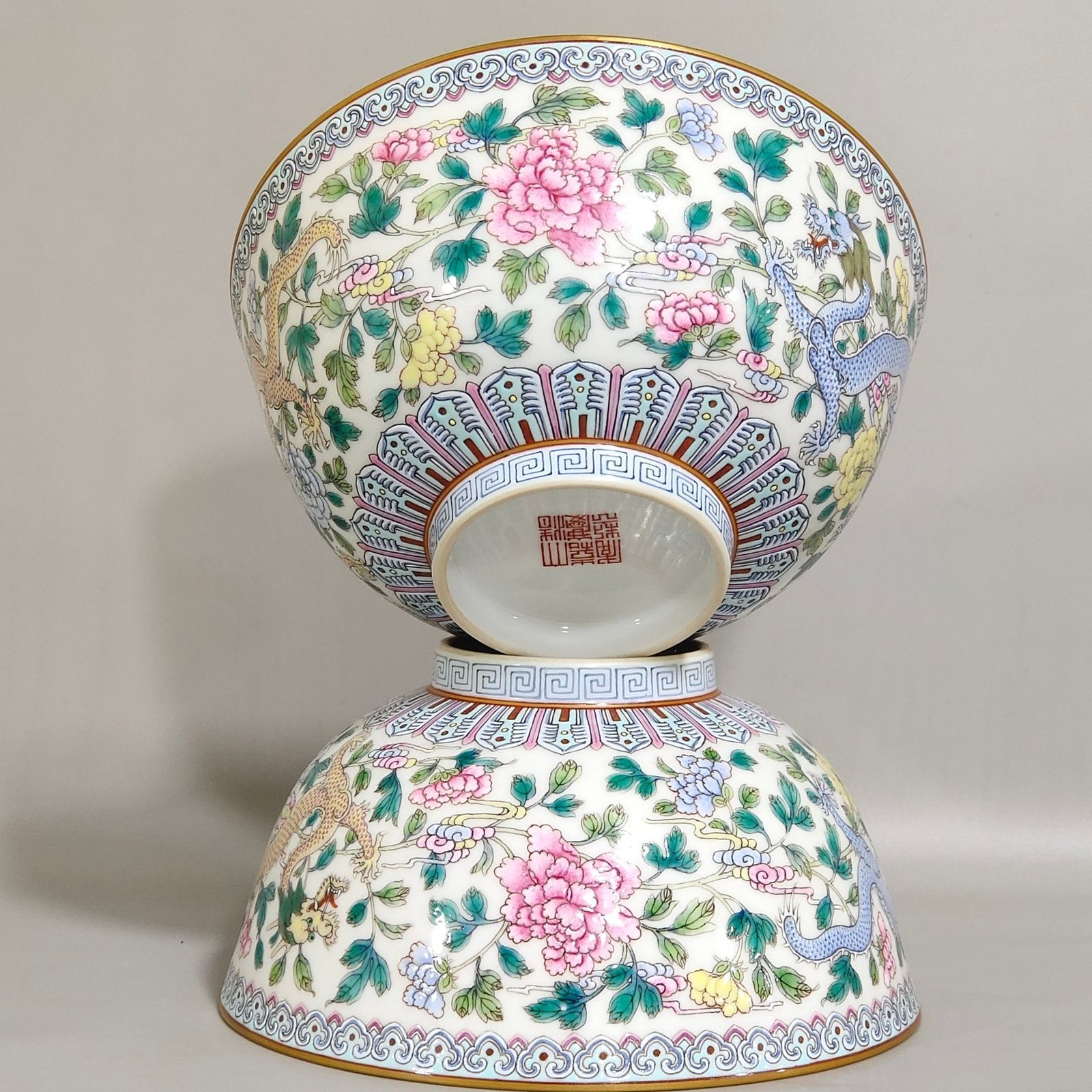 Qing Dynasty Jiaqing dragon-pierced flower bowl