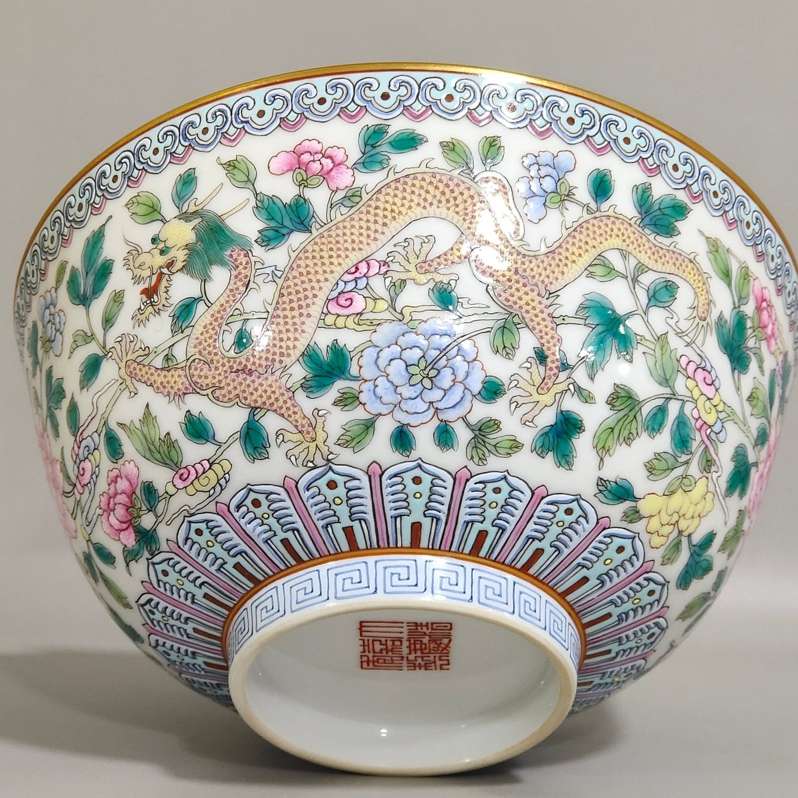 Qing Dynasty Jiaqing dragon-pierced flower bowl