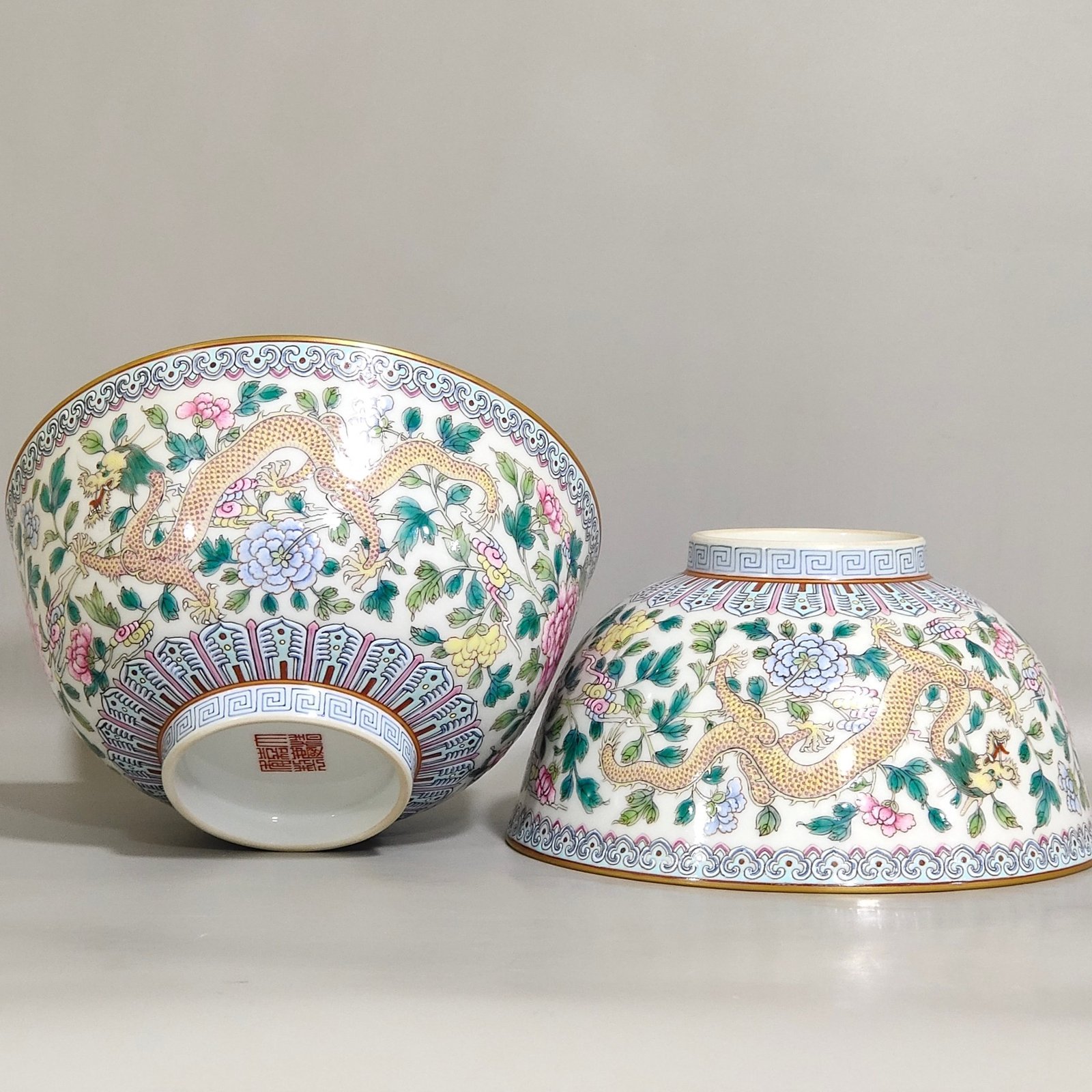 Qing Dynasty Jiaqing dragon-pierced flower bowl