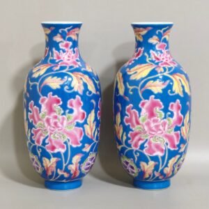 Qing Dynasty Kangxi A small blue-glazed flower vase
