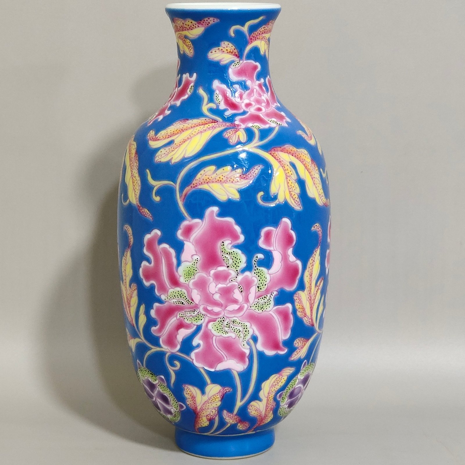 Qing Dynasty Kangxi A small blue-glazed flower vase